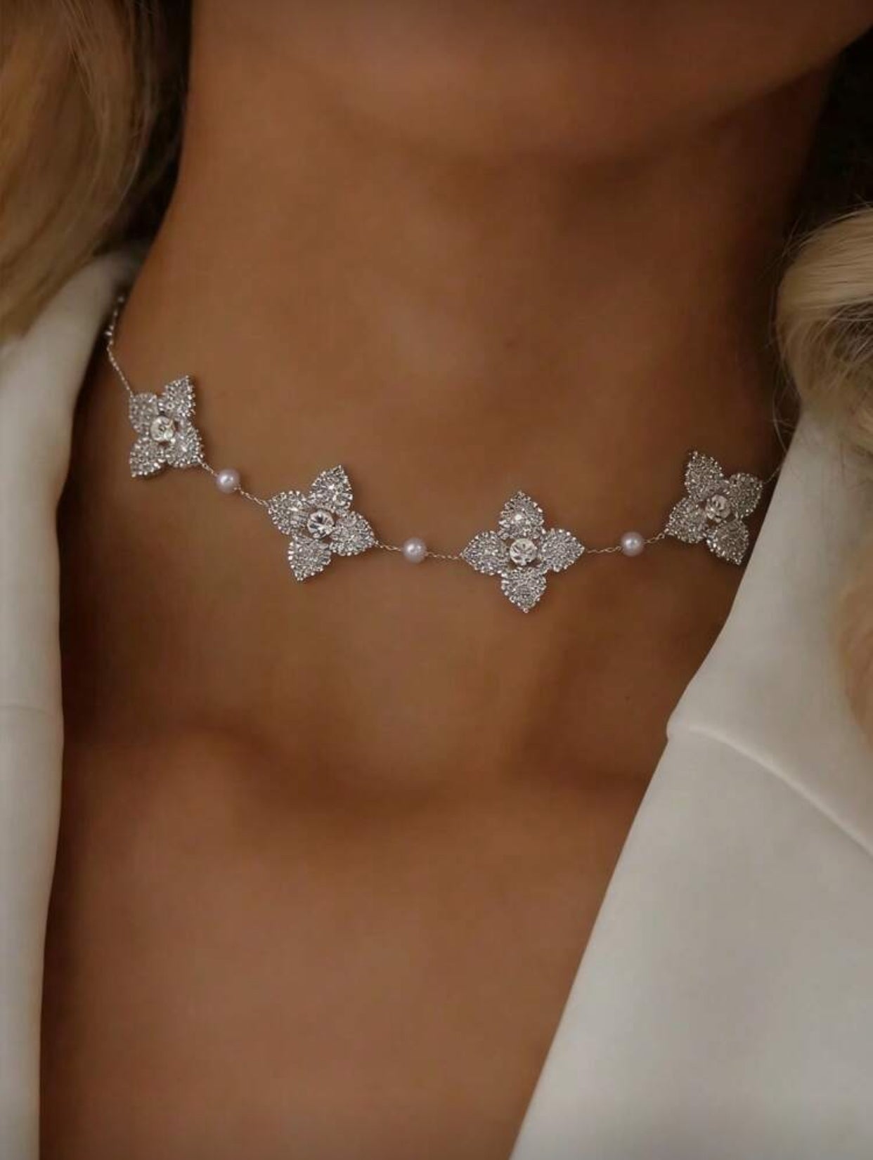 Elegant Rhinestone Flower Pendant Necklace