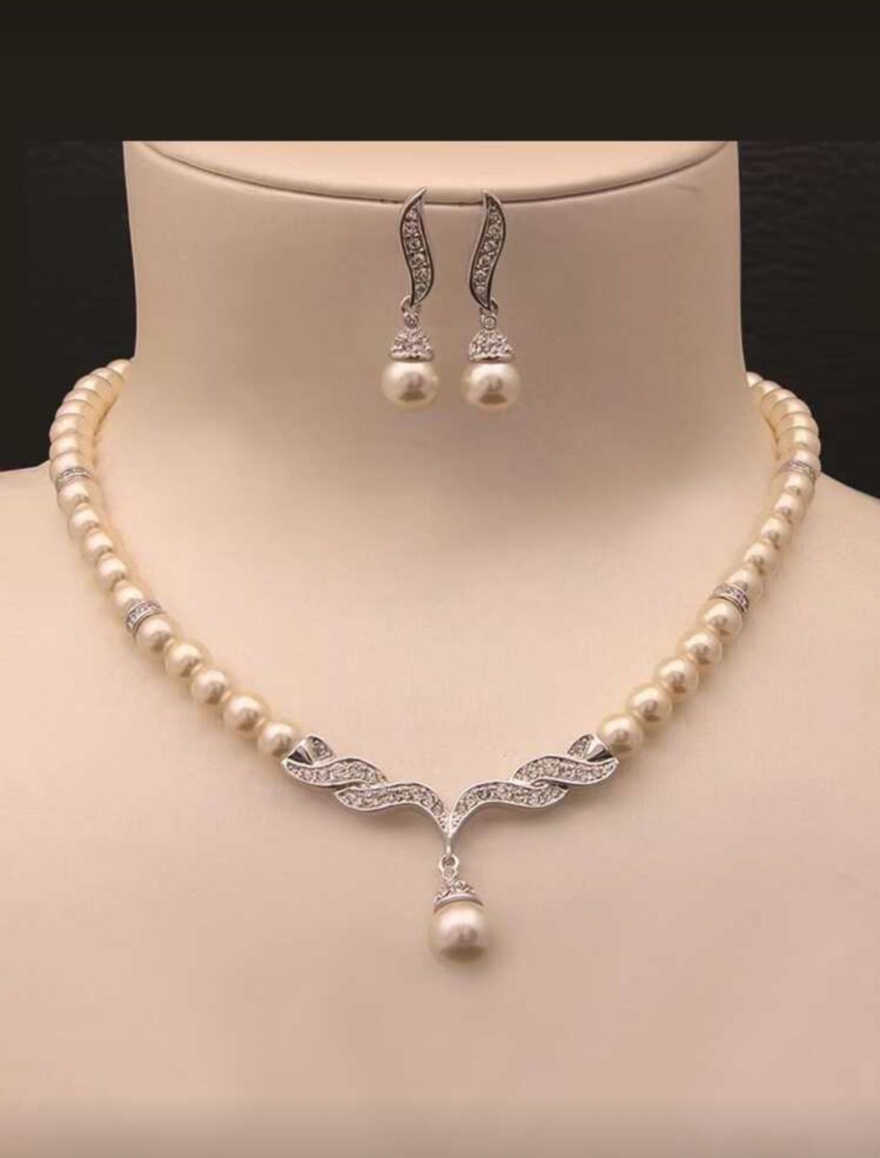 Elegant modern glass-decorated jewelry for women