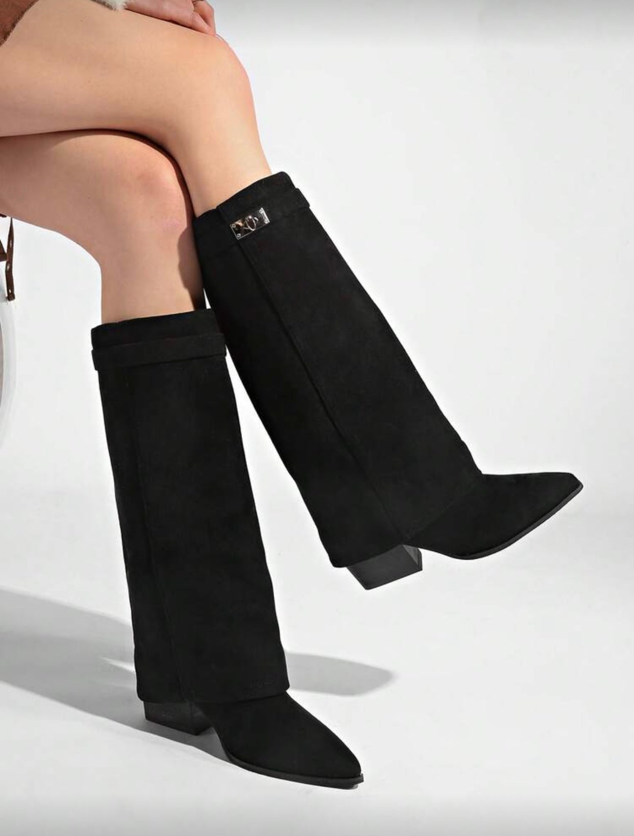 پۆتێن ژنانە یێن سەرتیژ ب كەعبێ وێج