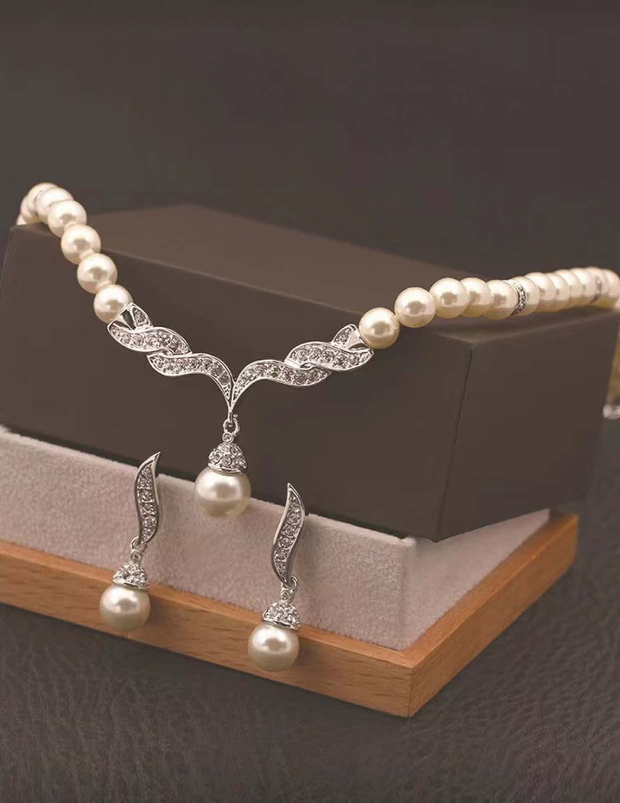 Elegant modern glass-decorated jewelry for women