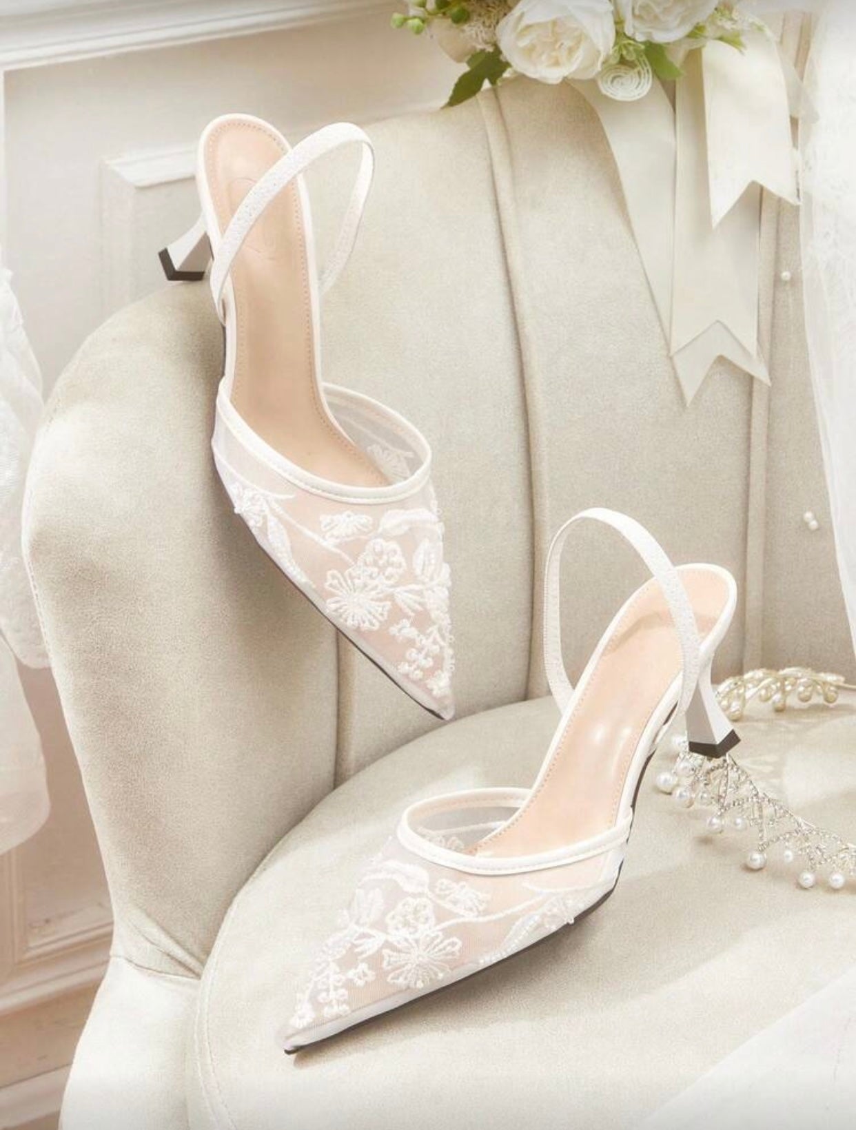 پێلاڤەكا كعب بلند یا دانتێل و موريكدار