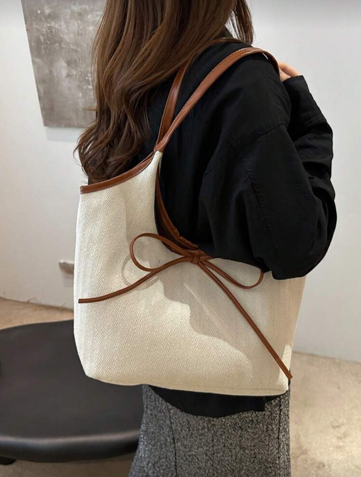 Elegant Women's Shoulder Bag with Knot