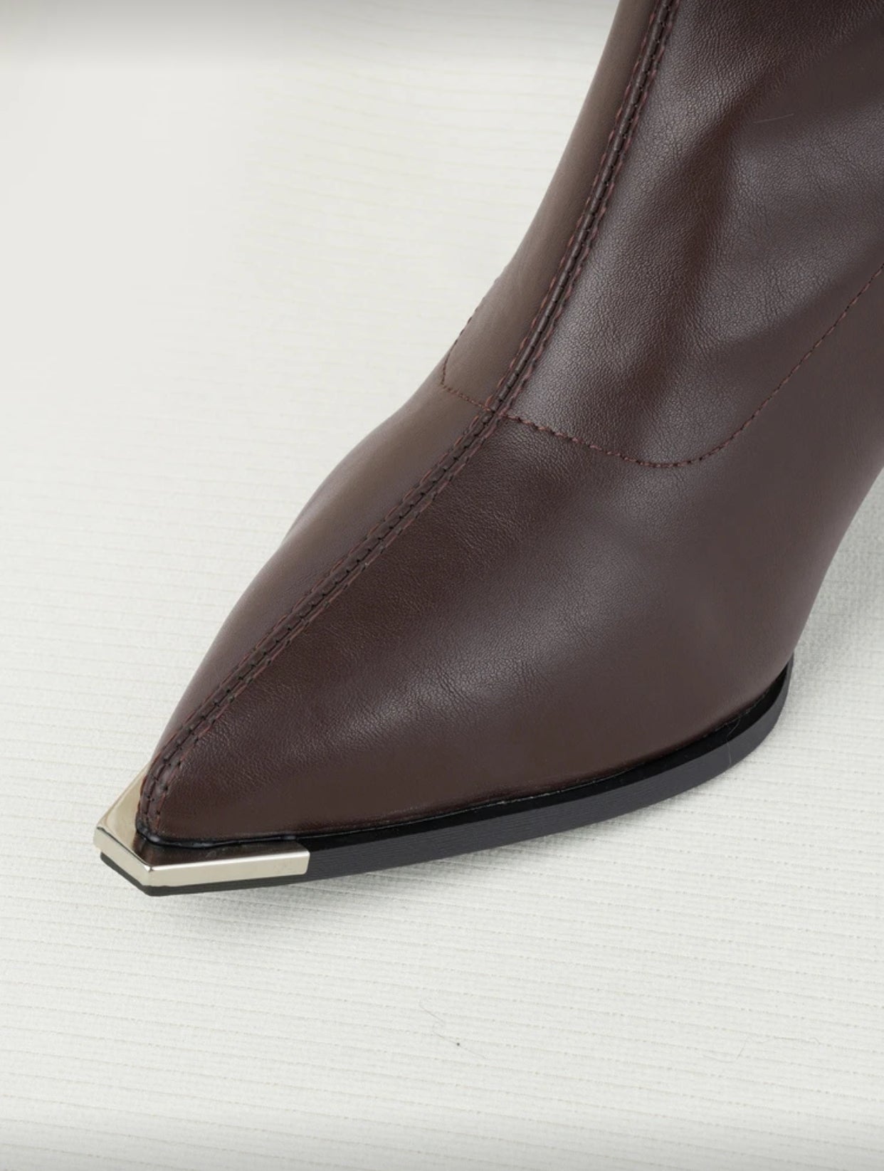 بوتێن کورتی یێن نوی یێن ژنانە ٢٠٢٥