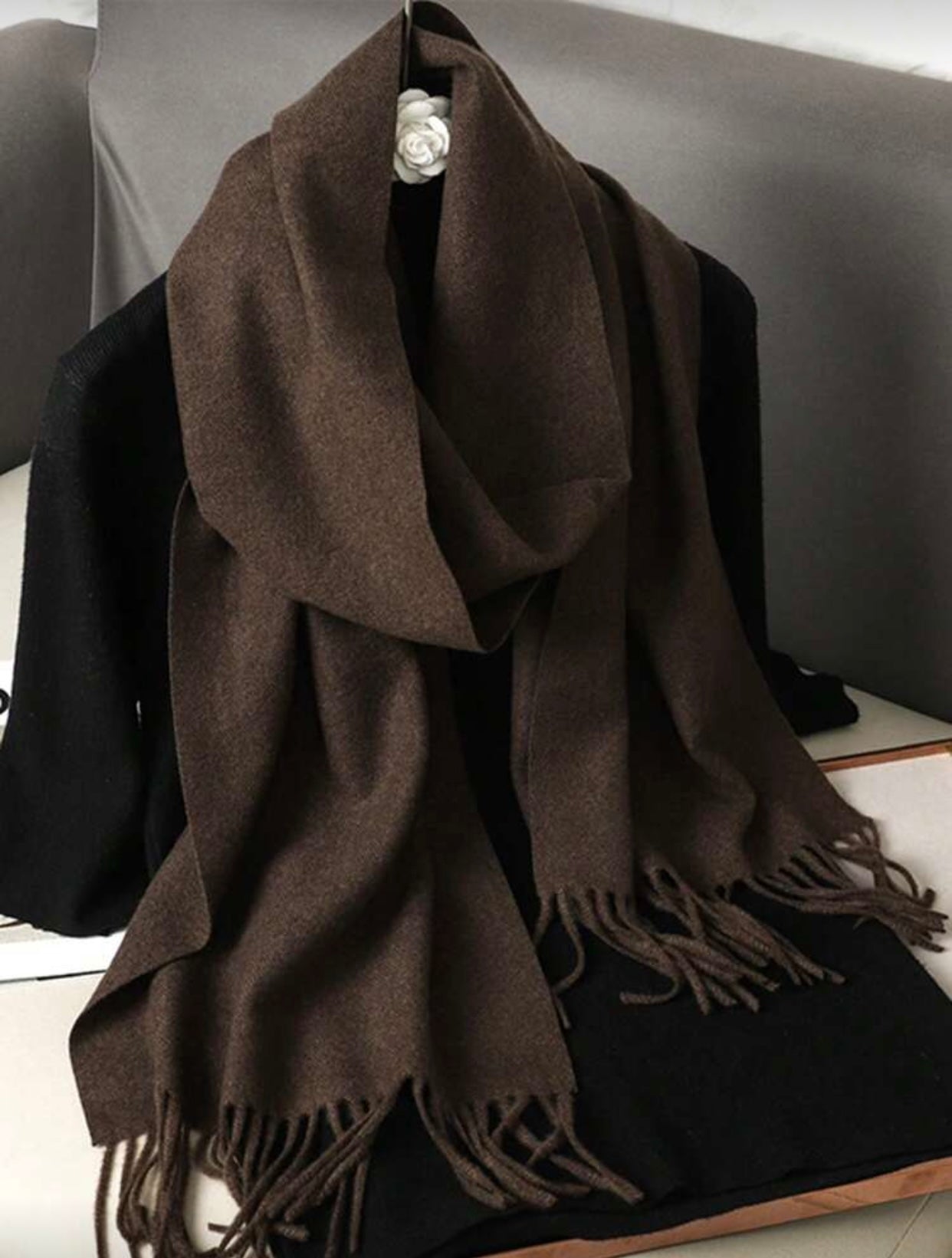 وشاح صوف أنيق وناعم بلون سادة