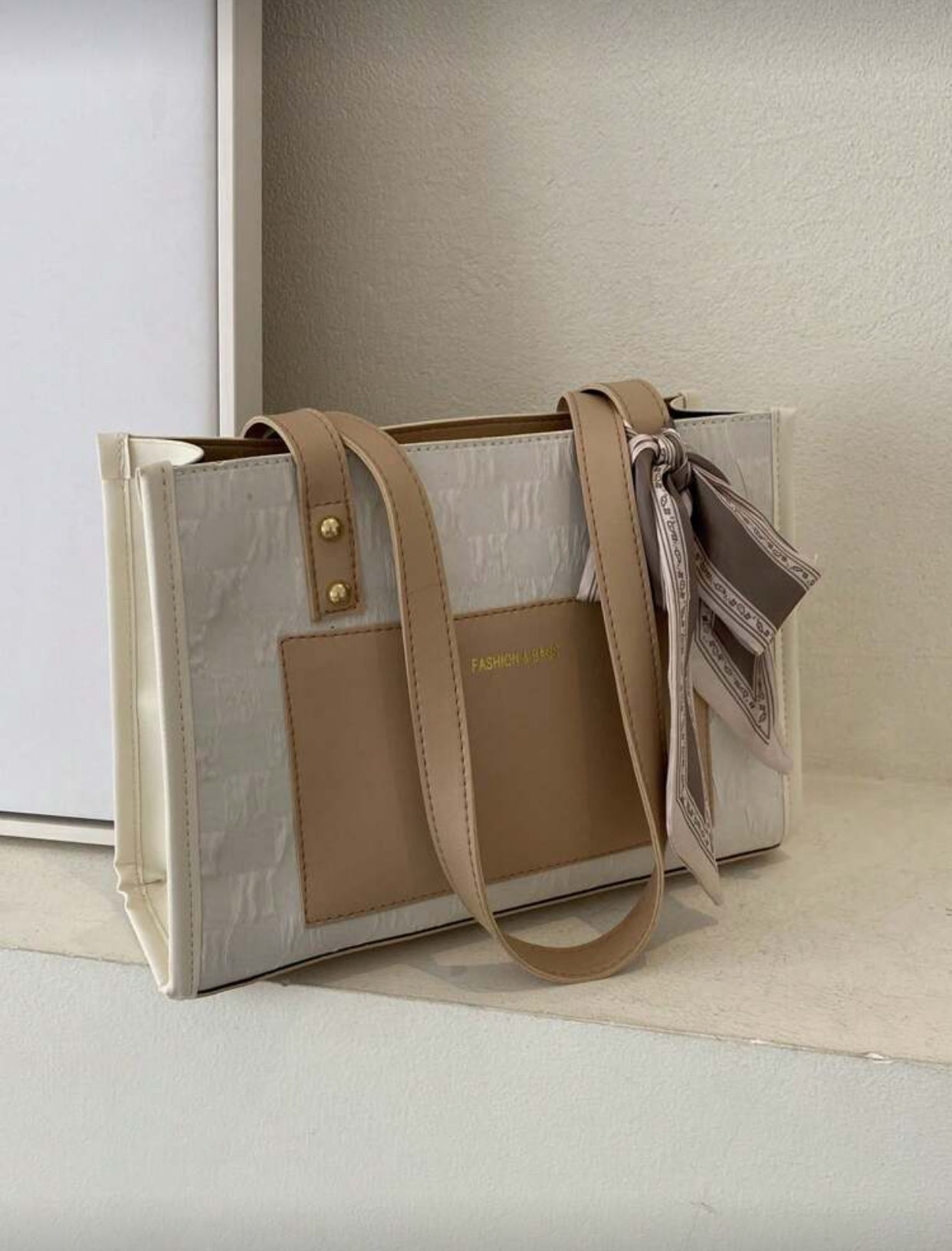 تصميم خفيف الوزن مزين بعقدة فراشة