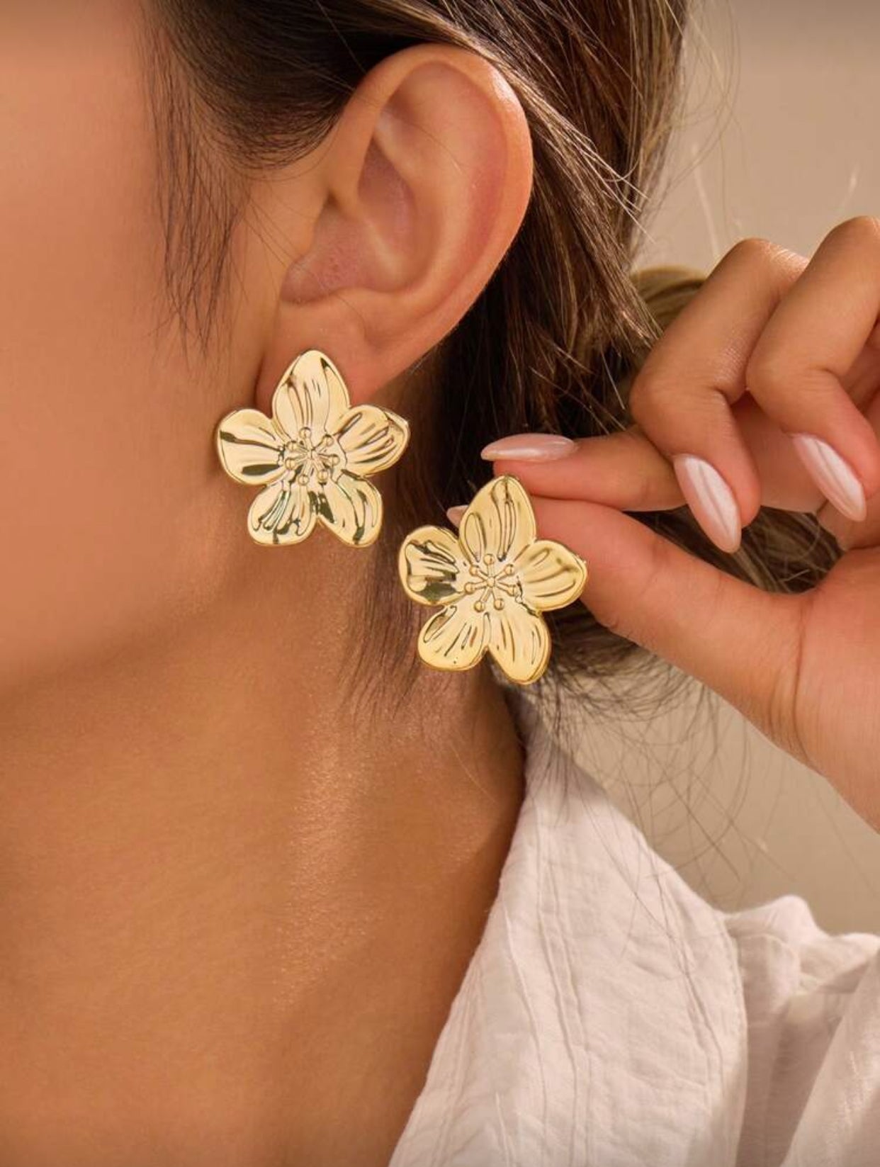 أقراط ذهبية أنيقة بتصاميم أزهار وأشكال متنوعة