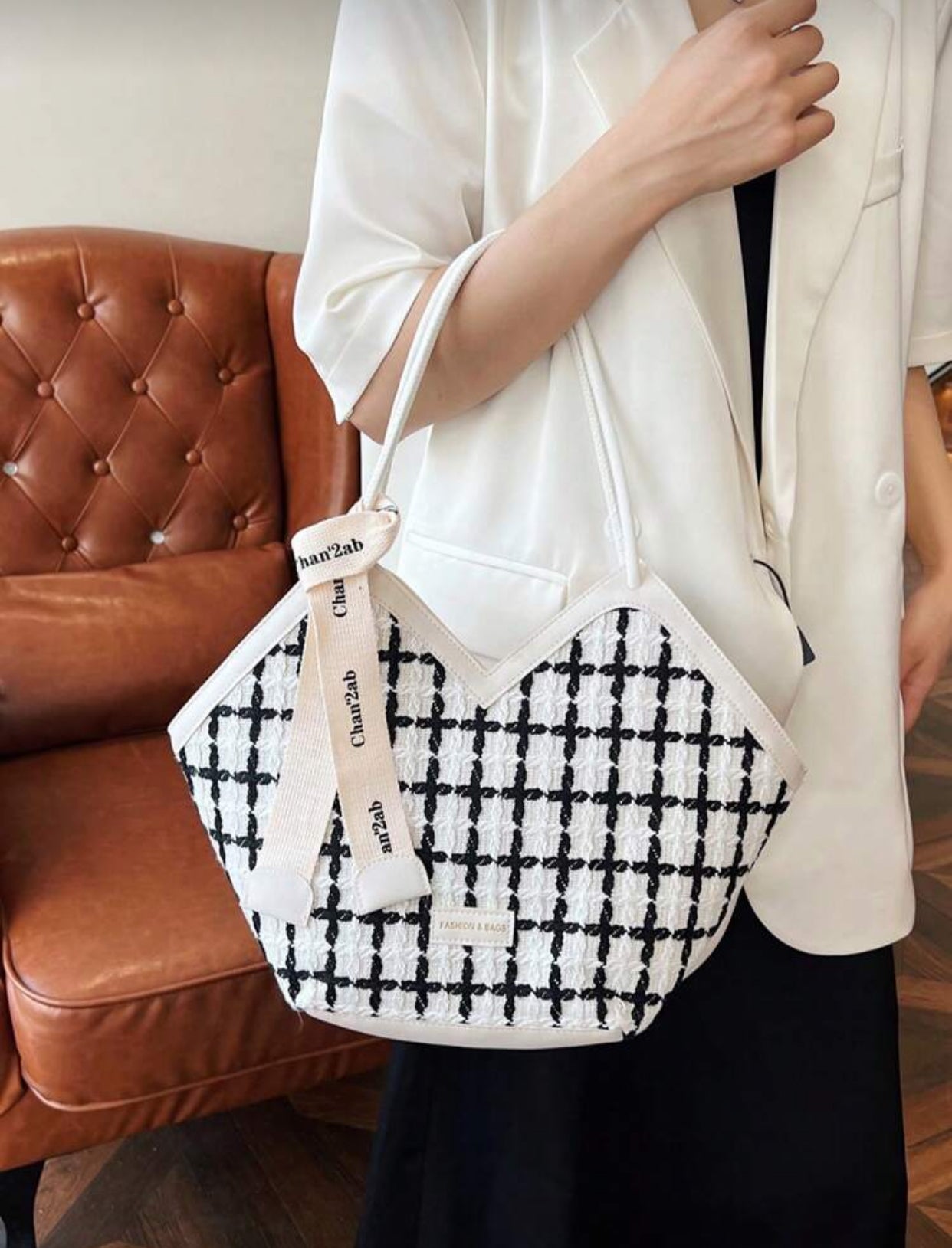 حقيبة كتف كبيرة سادة مع وشاح