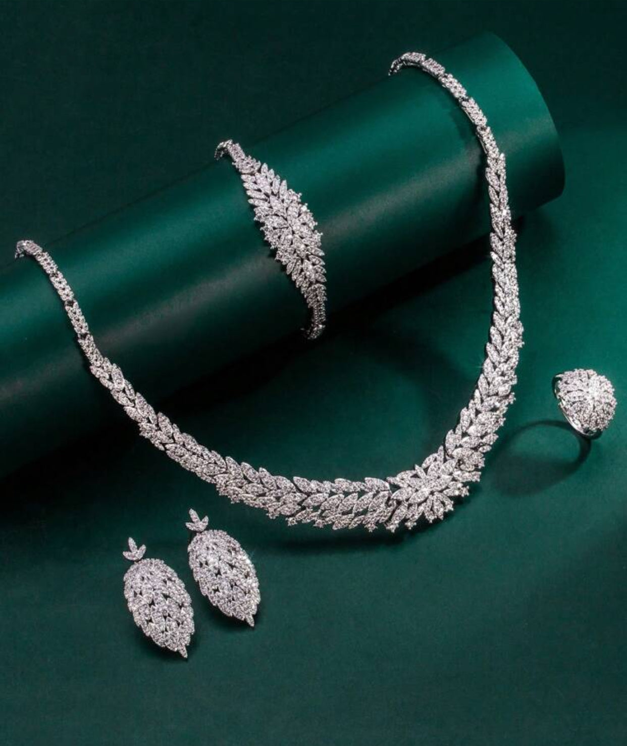 طقم مجوهرات أنيق: قلادة، سوار، وأقراط