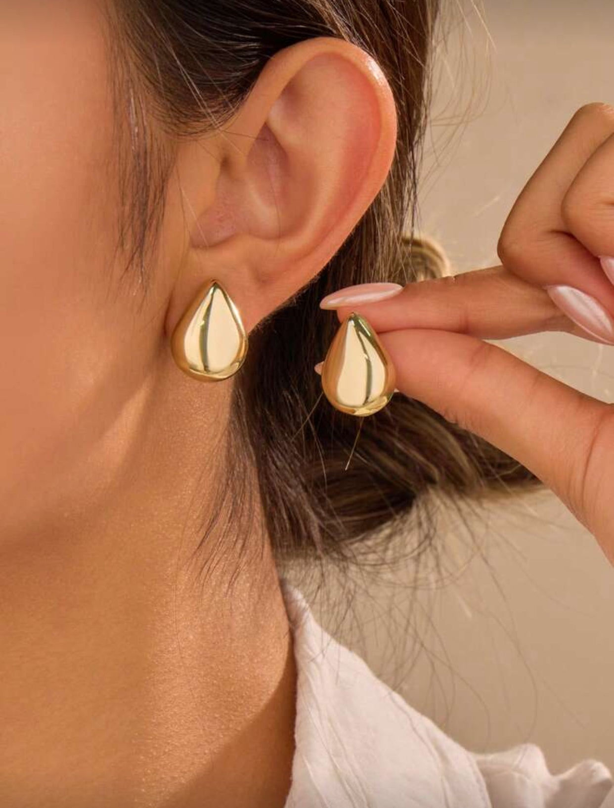 أقراط ذهبية أنيقة بتصاميم أزهار وأشكال متنوعة