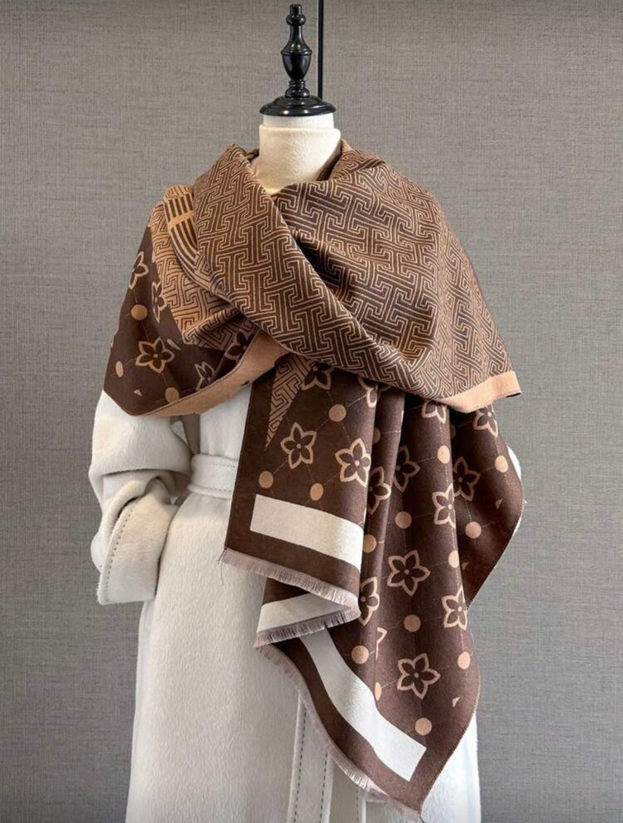 Elegant Clover Pattern Jacquard Scarf