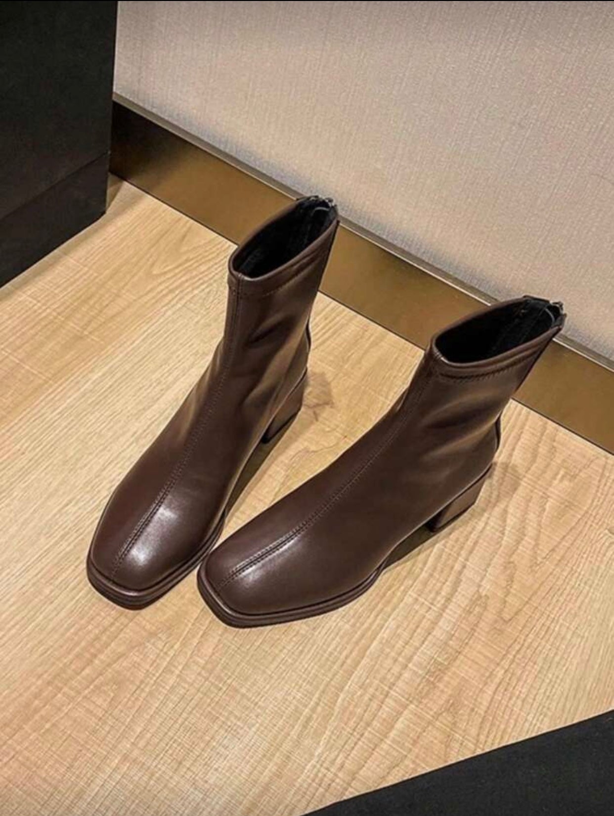 حذاء بوت كاحل قصير وأنيق للنساء