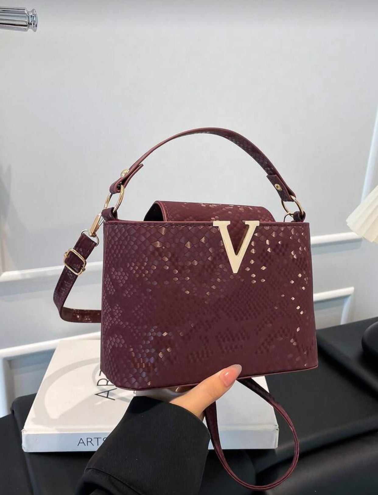 حقيبة كتف نسائية فاخرة بنقشة التمساح