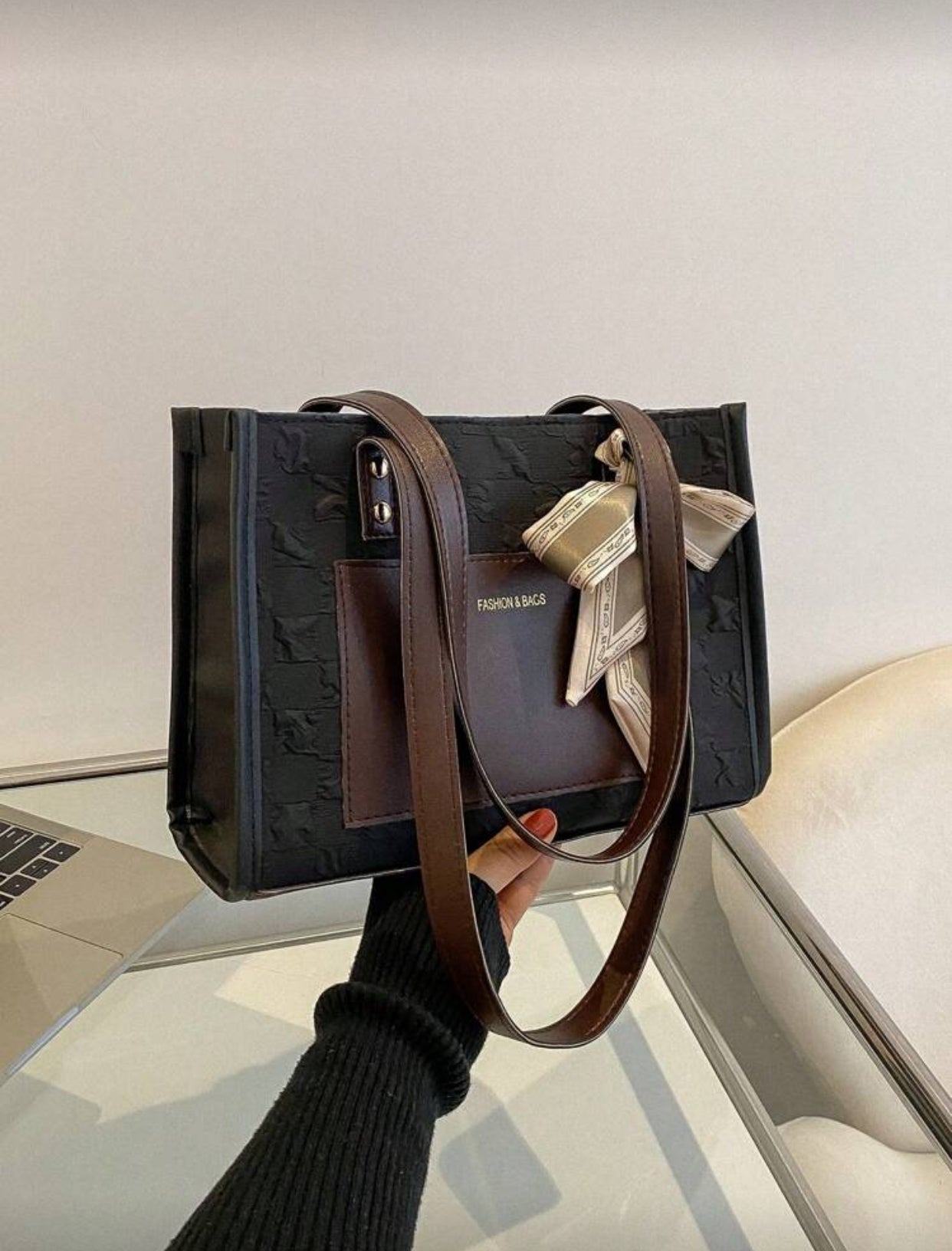 تصميم خفيف الوزن مزين بعقدة فراشة