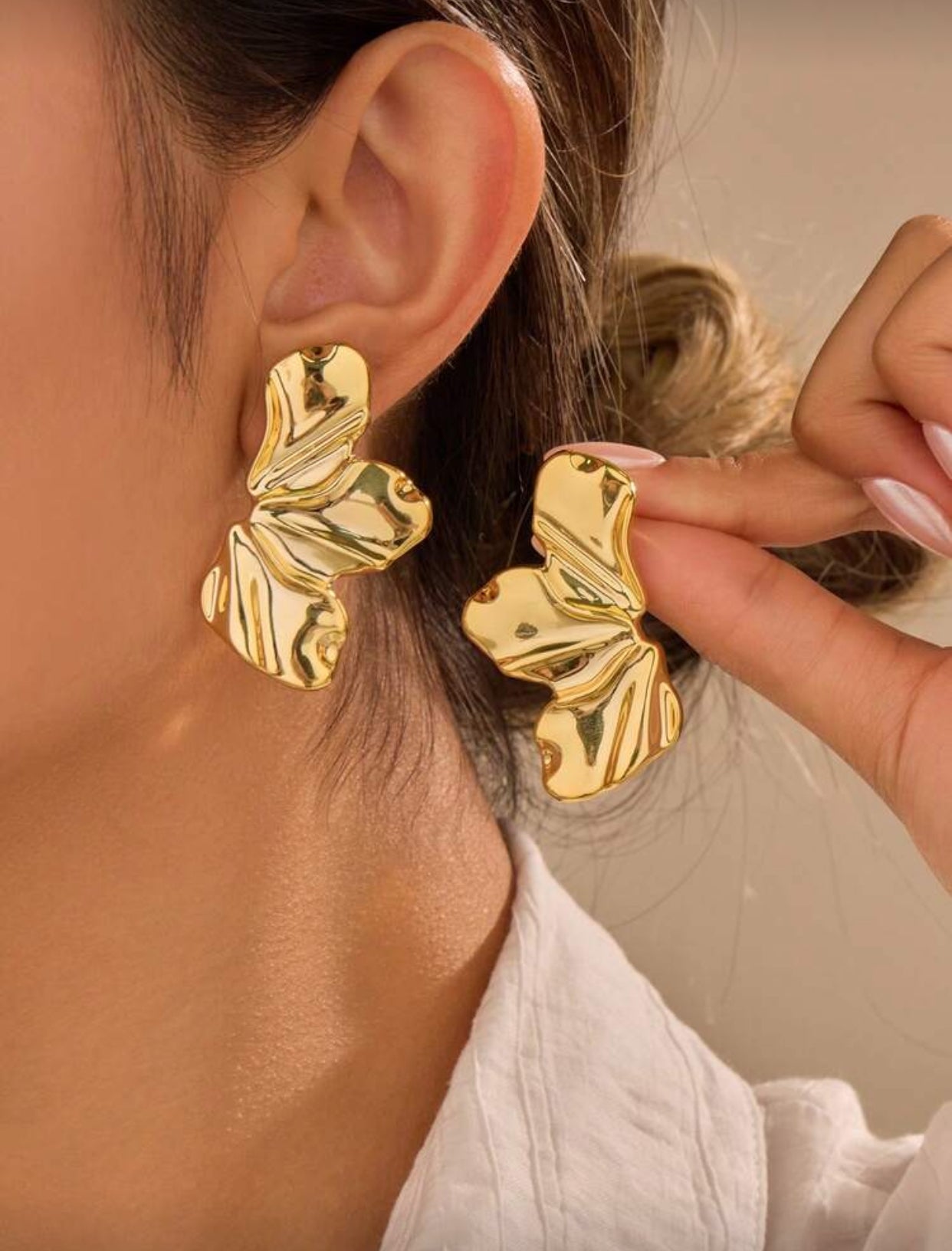 أقراط ذهبية أنيقة بتصاميم أزهار وأشكال متنوعة