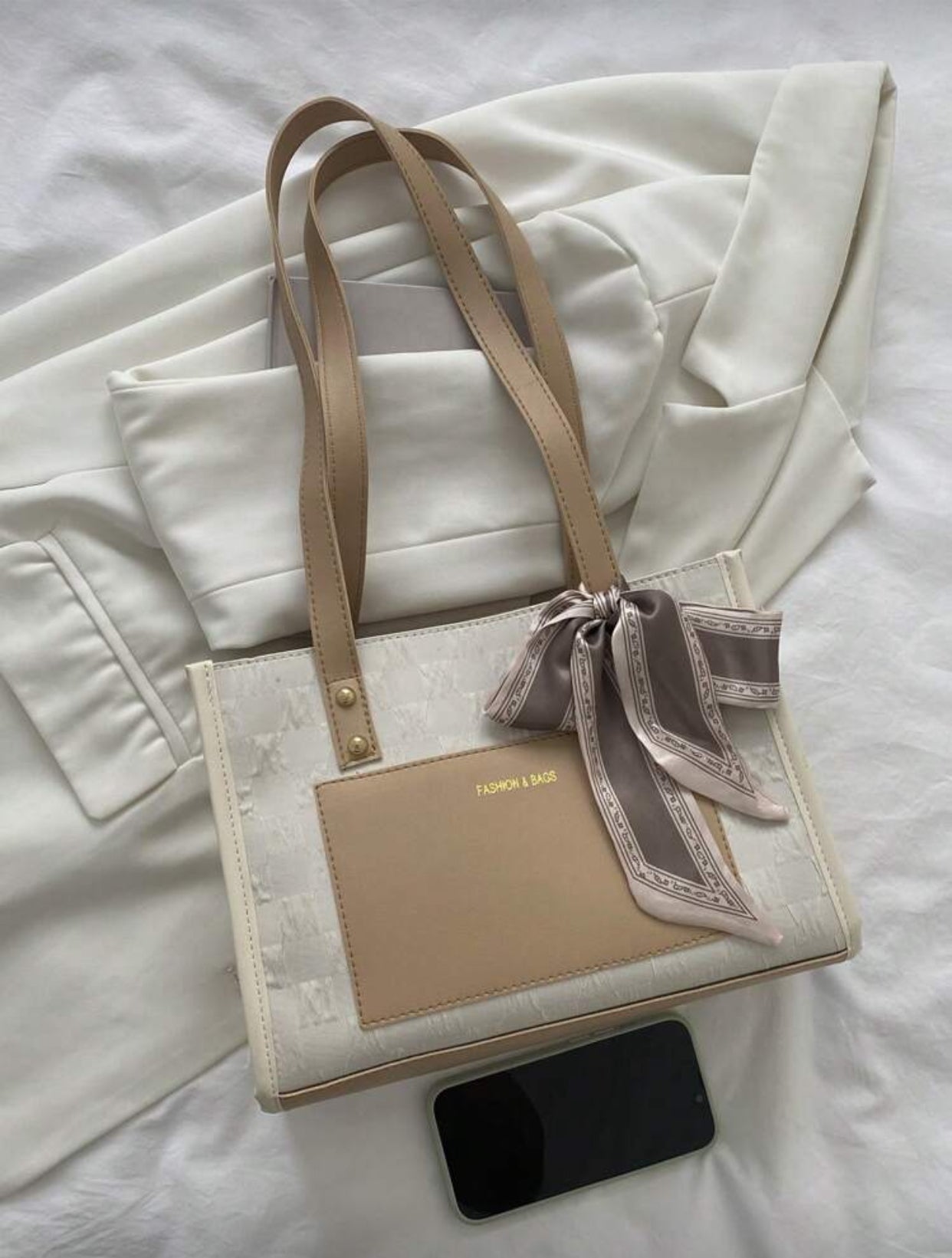 تصميم خفيف الوزن مزين بعقدة فراشة