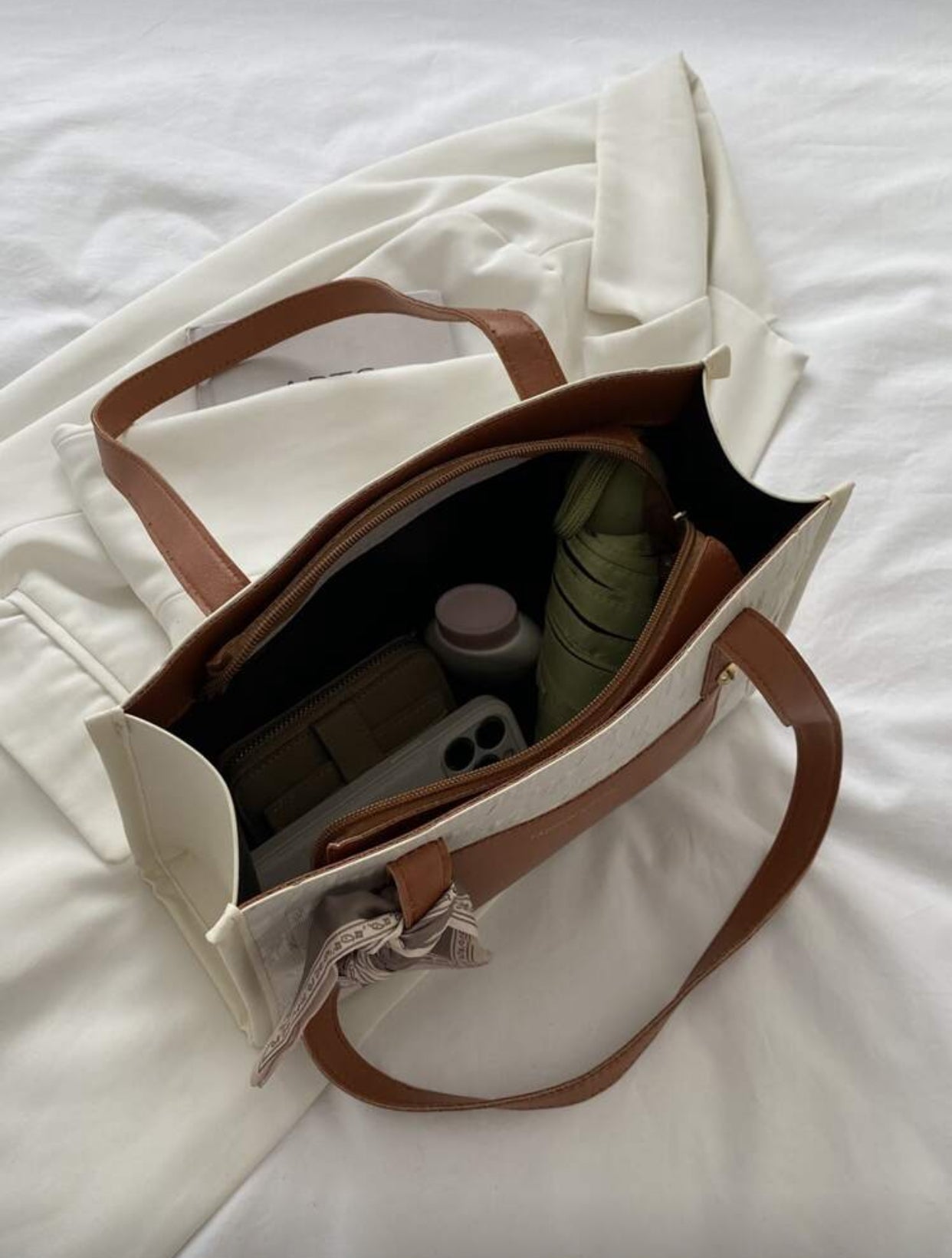 تصميم خفيف الوزن مزين بعقدة فراشة