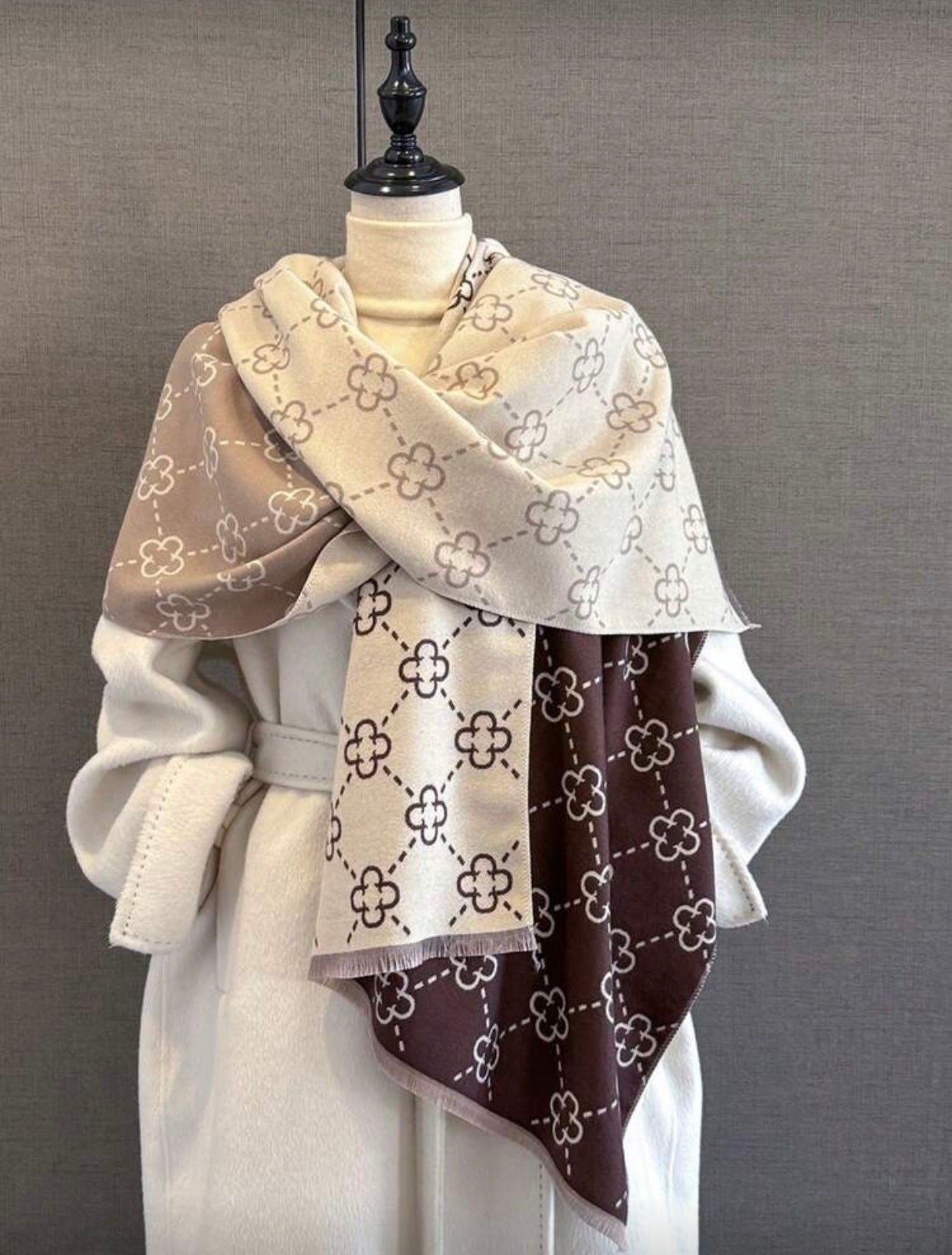 Elegant Clover Pattern Jacquard Scarf