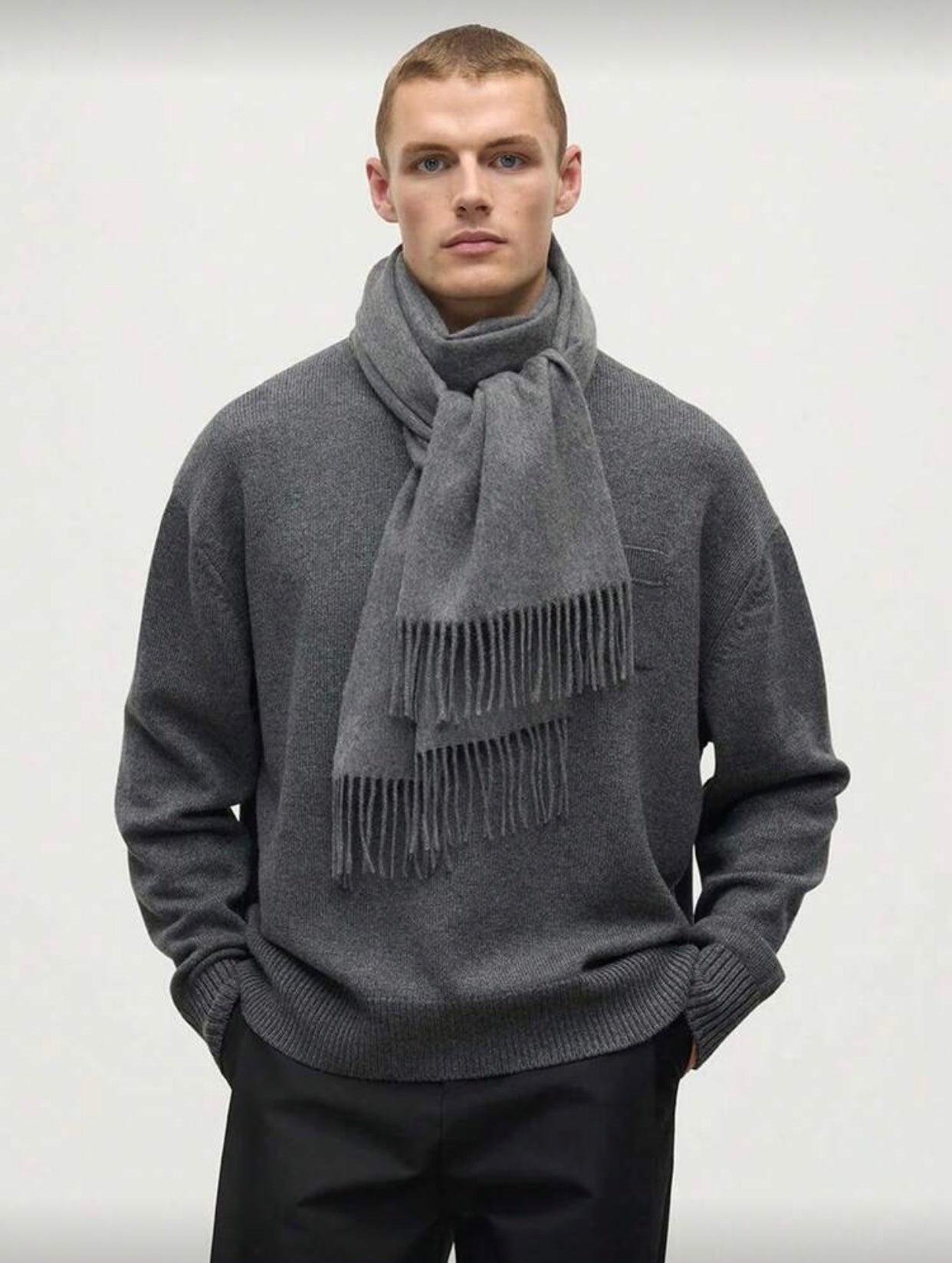 وشاح صوف أنيق وناعم بلون سادة