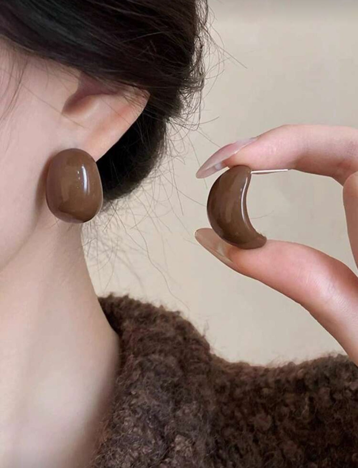 أقراط C منحنية من الراتنج بتصميم بسيط