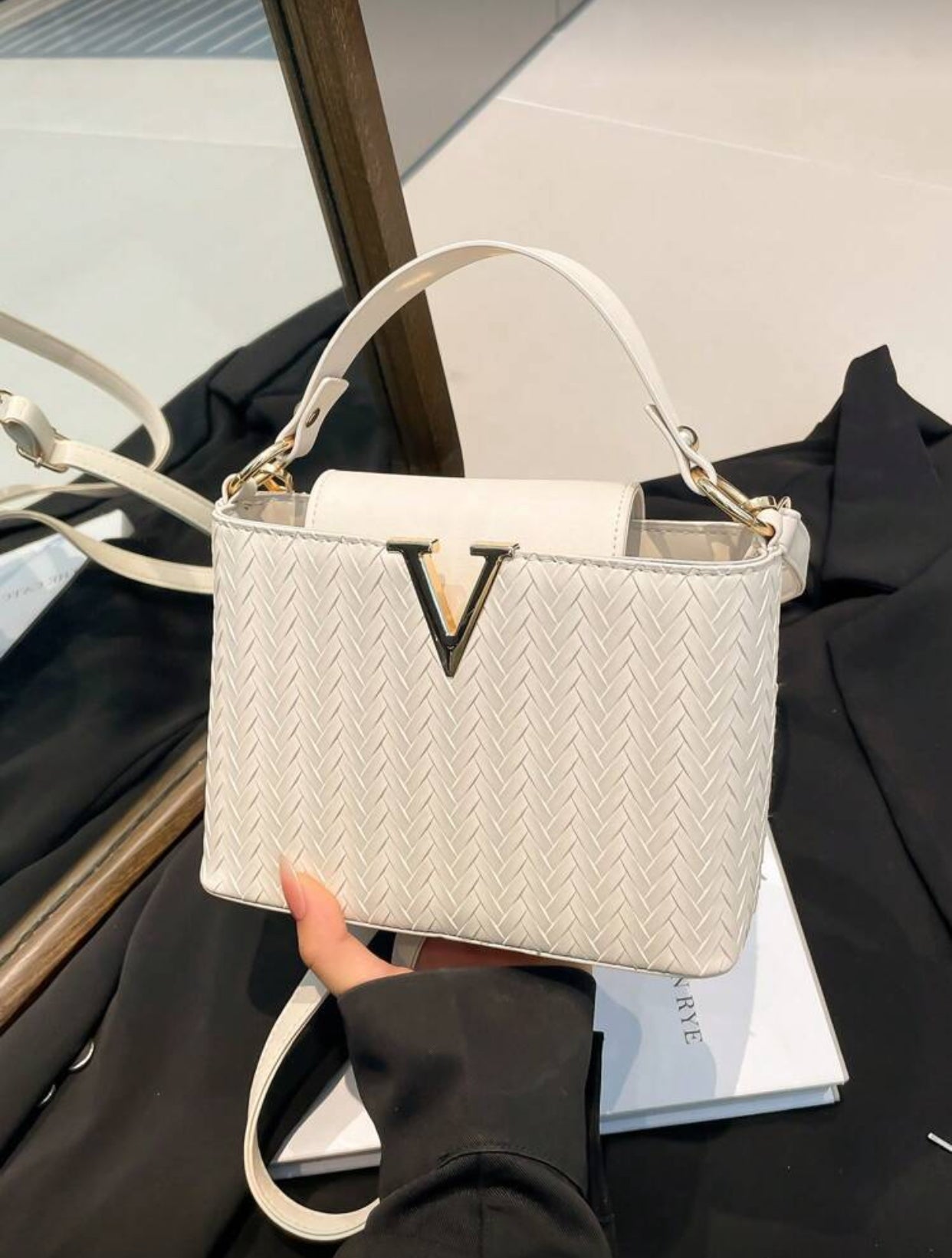 حقيبة كتف نسائية فاخرة بنقشة التمساح