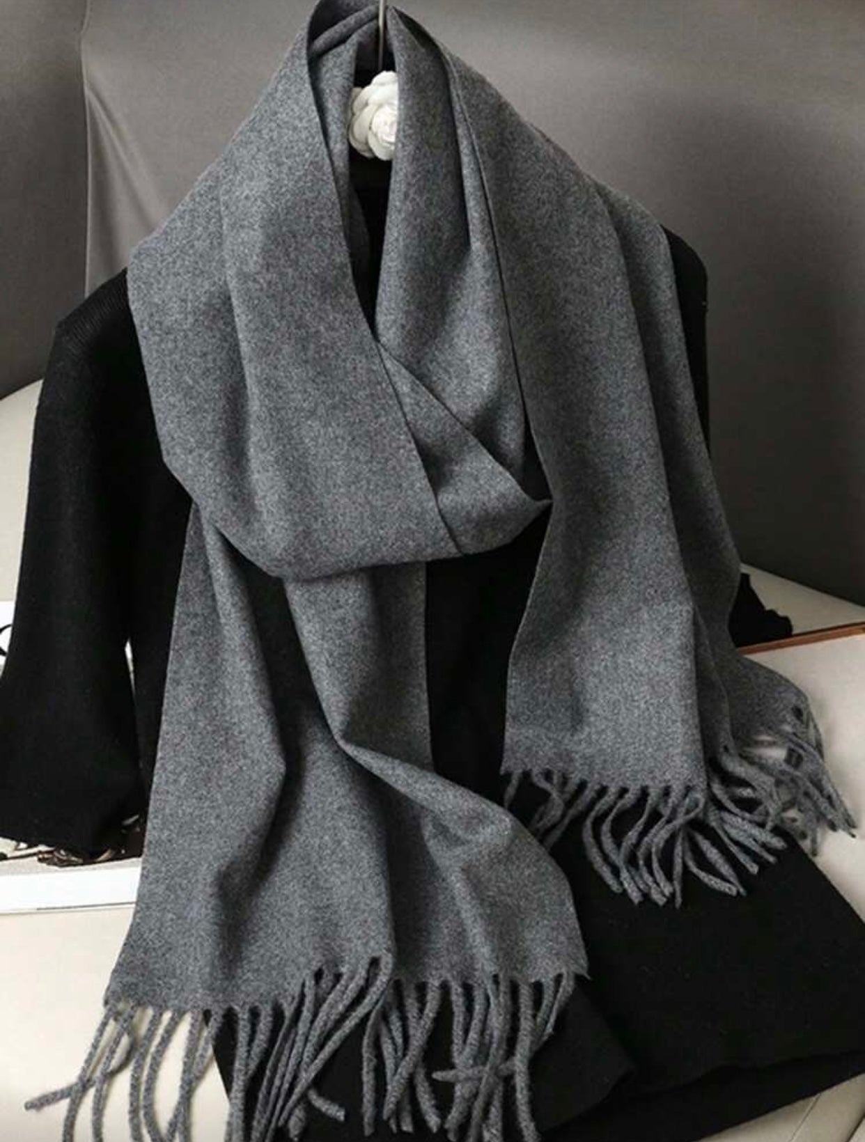 وشاح صوف أنيق وناعم بلون سادة