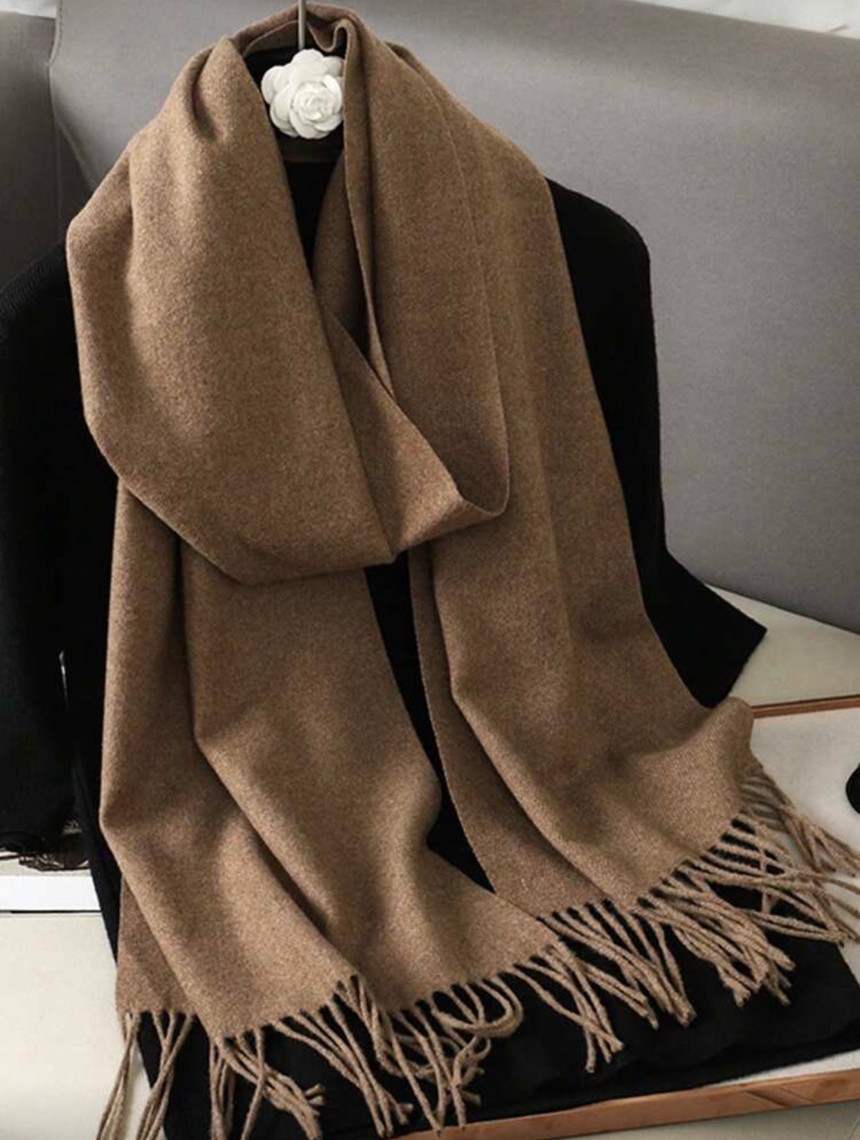 وشاح صوف أنيق وناعم بلون سادة