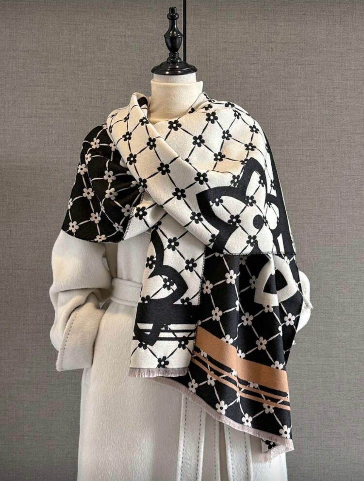 Elegant Clover Pattern Jacquard Scarf