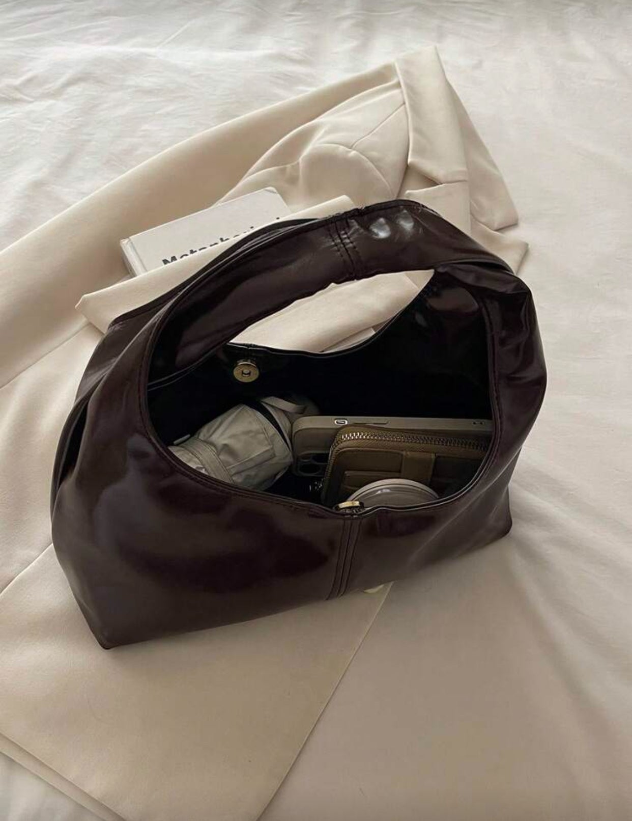 حقيبة إبط جلدية ناعمة ومبطنة بزر