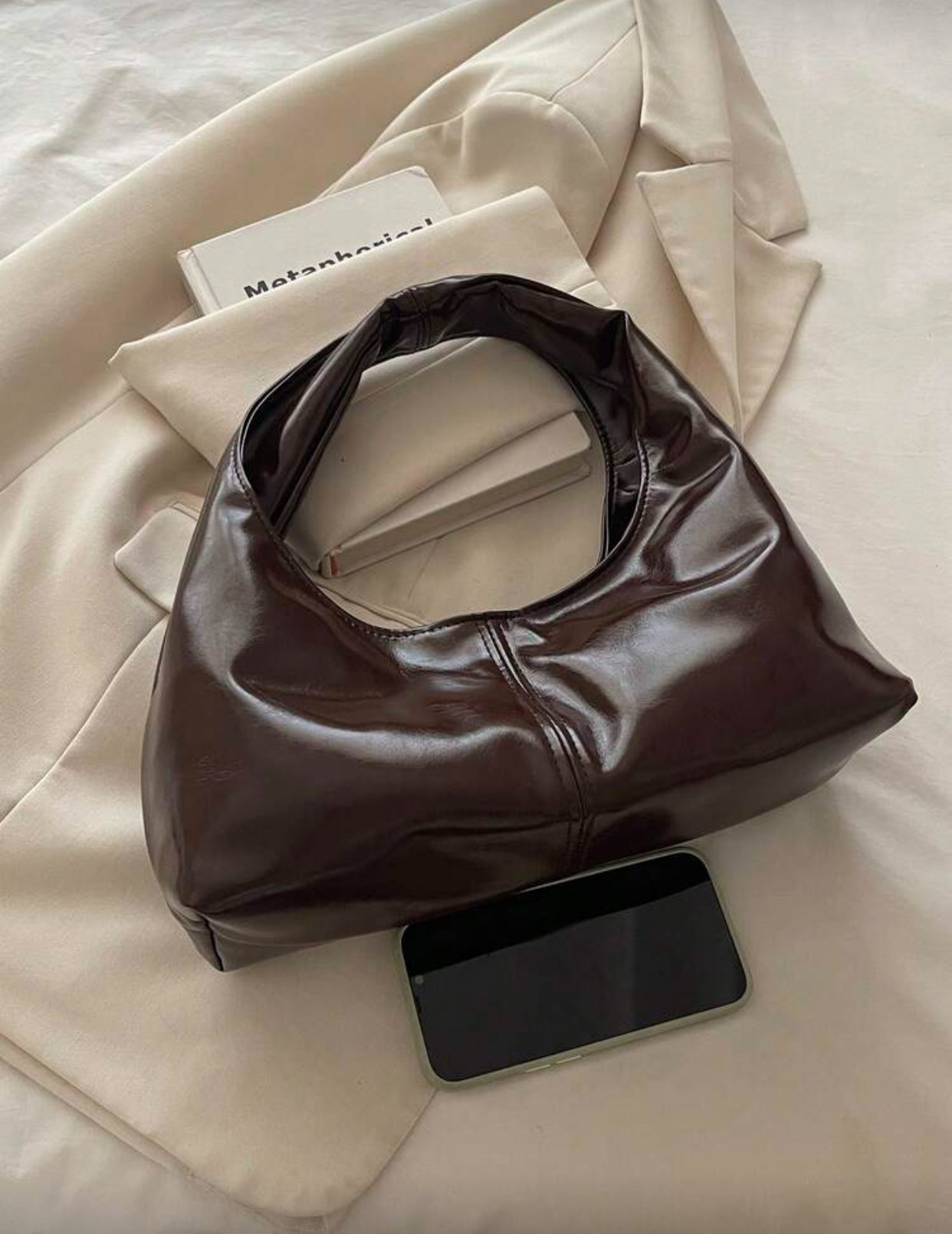 حقيبة إبط جلدية ناعمة ومبطنة بزر