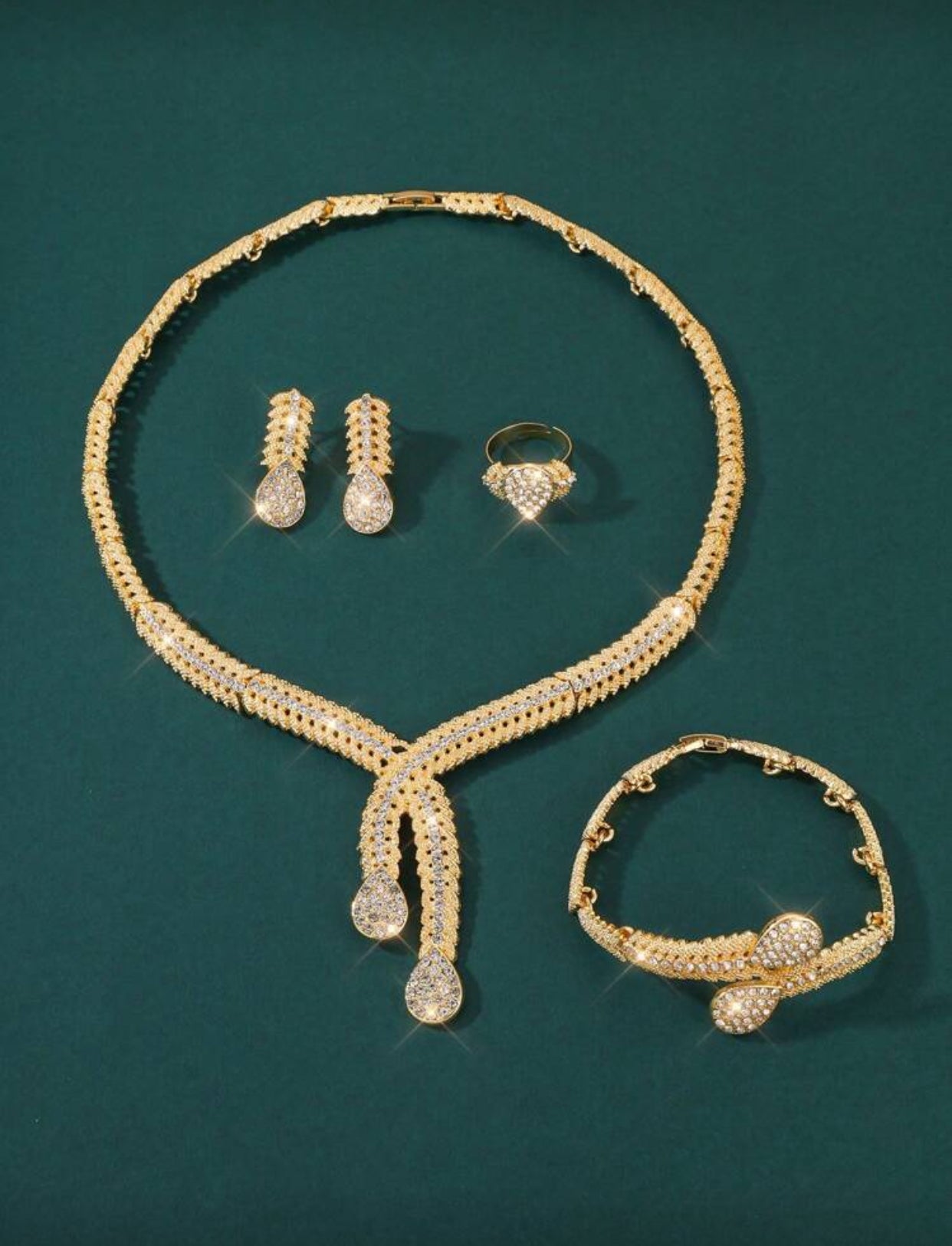 طقم مجوهرات ذهبي فاخر مرصع بالماس