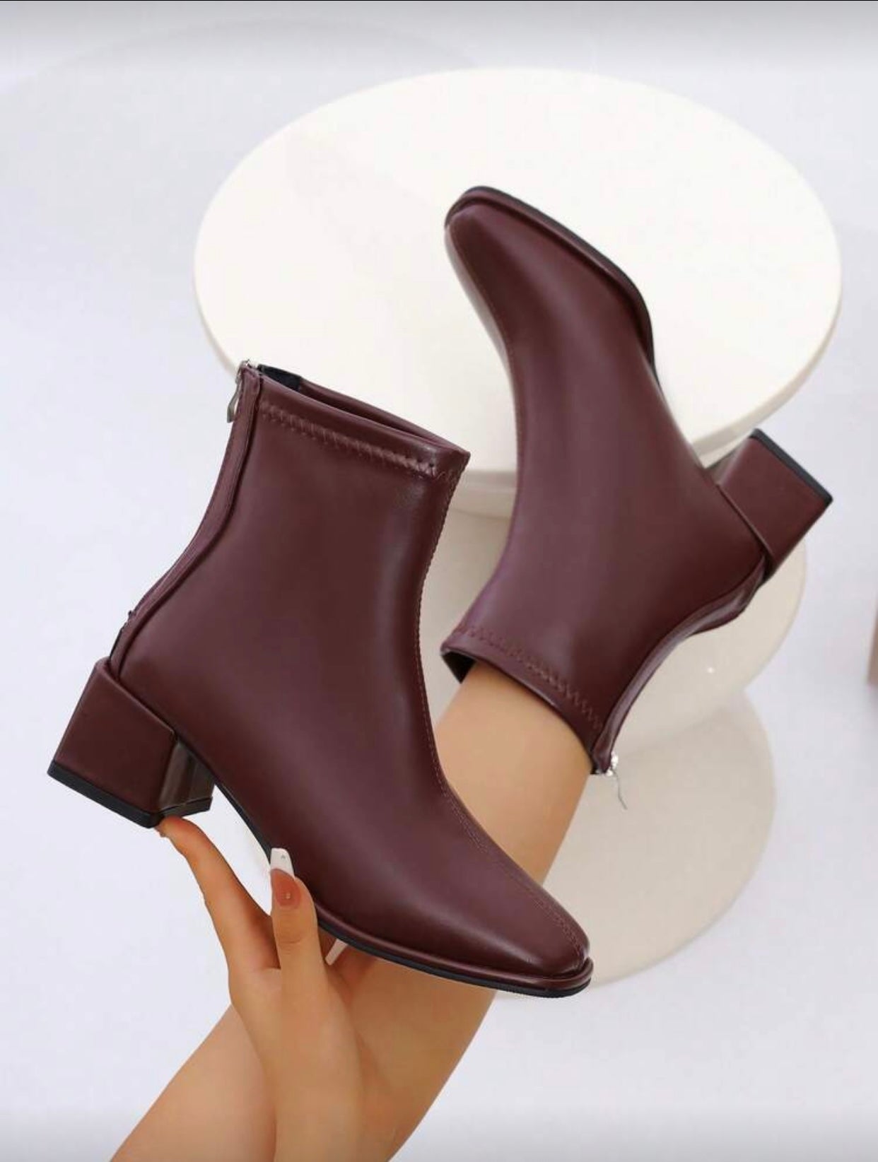 حذاء بوت كاحل قصير وأنيق للنساء