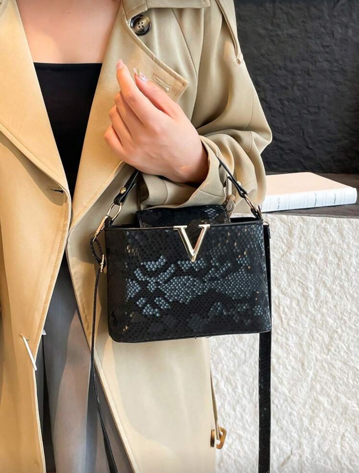 حقيبة كتف نسائية فاخرة بنقشة التمساح