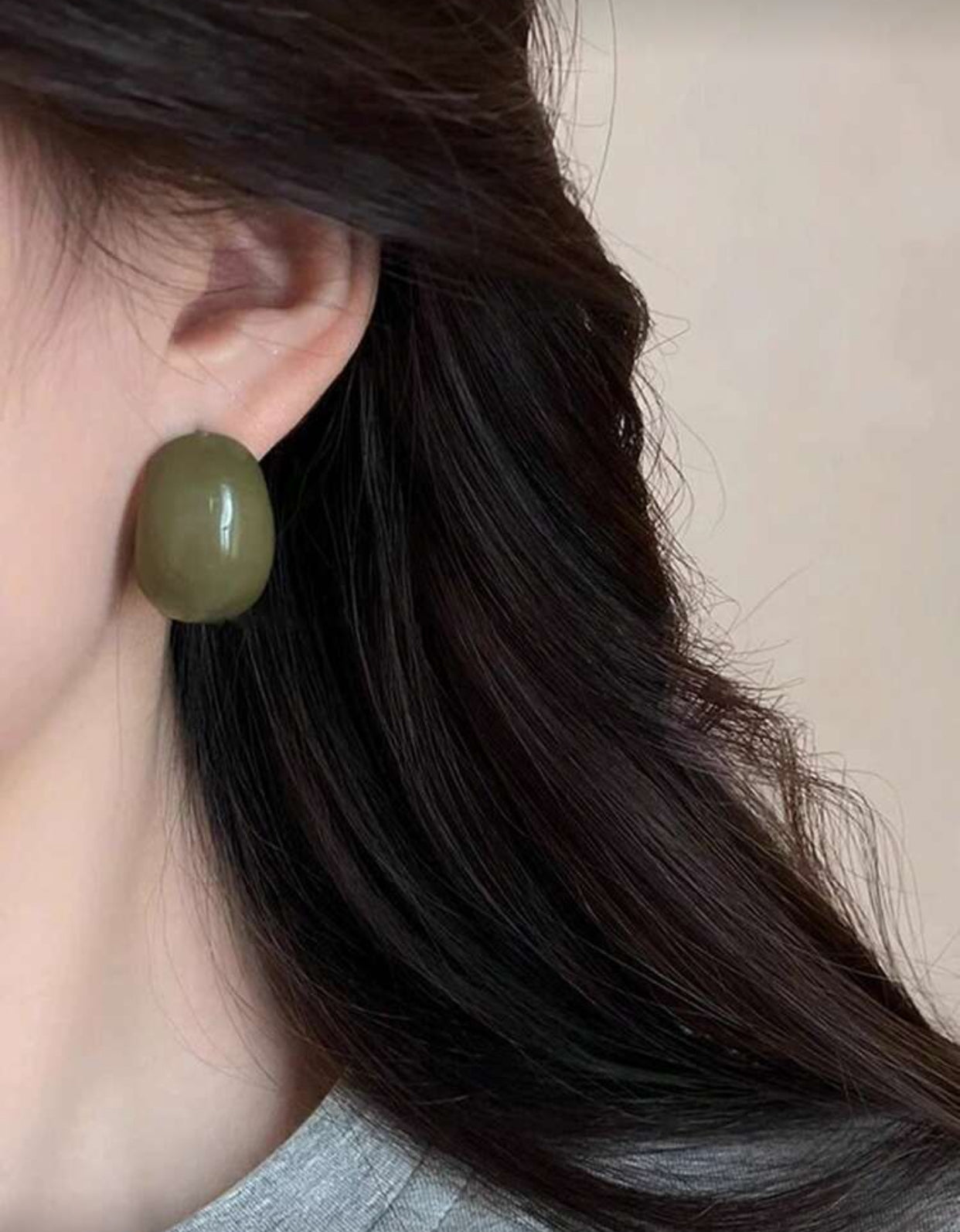 أقراط C منحنية من الراتنج بتصميم بسيط