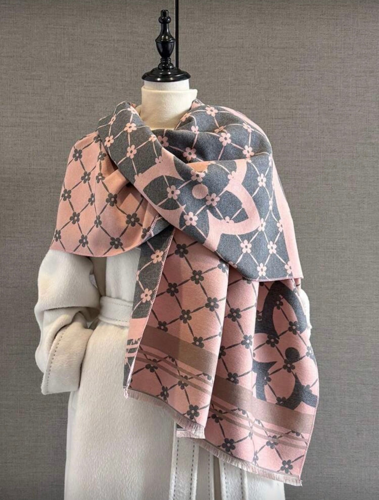 Elegant Clover Pattern Jacquard Scarf