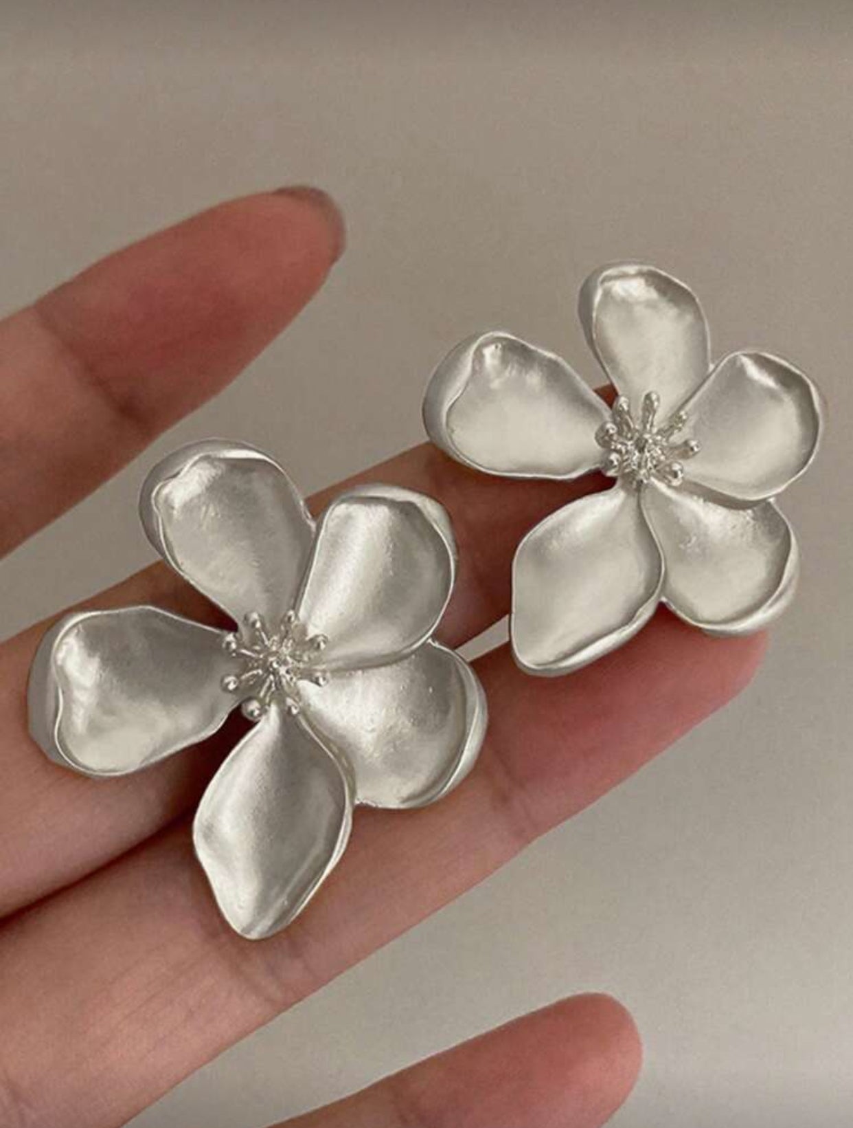 أقراط أزهار ذهبية زاهية وأنيقة