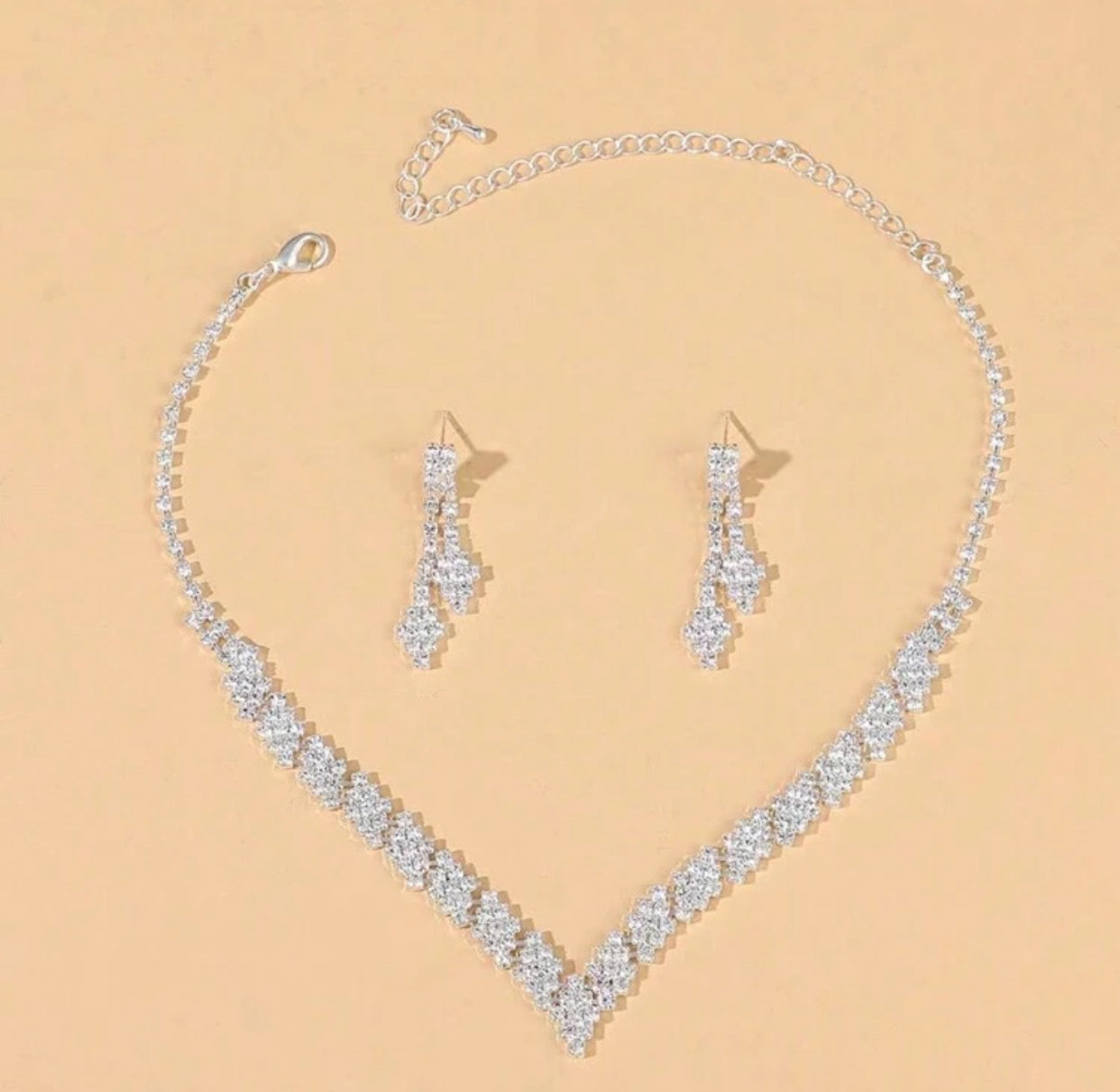 طقم عقد وأقراط أنيق بتصميم جديد