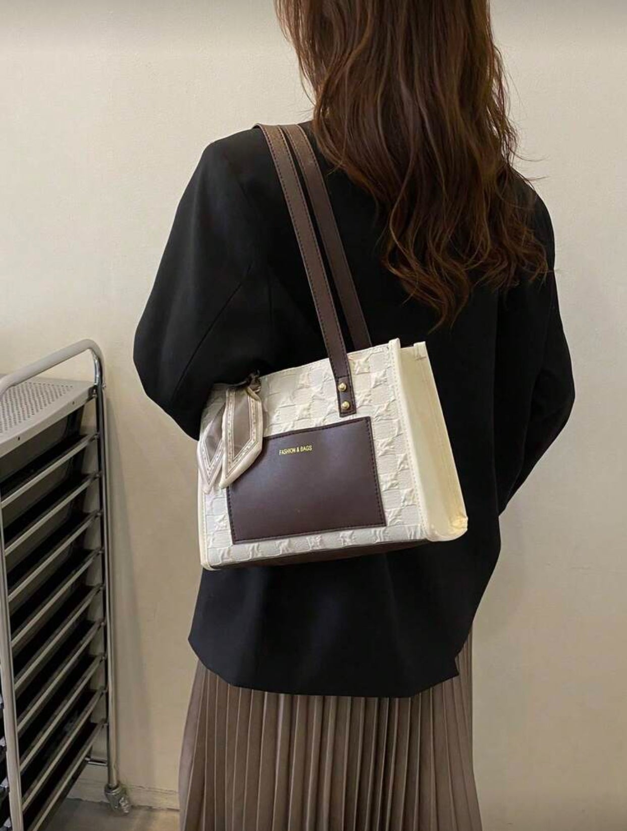 تصميم خفيف الوزن مزين بعقدة فراشة