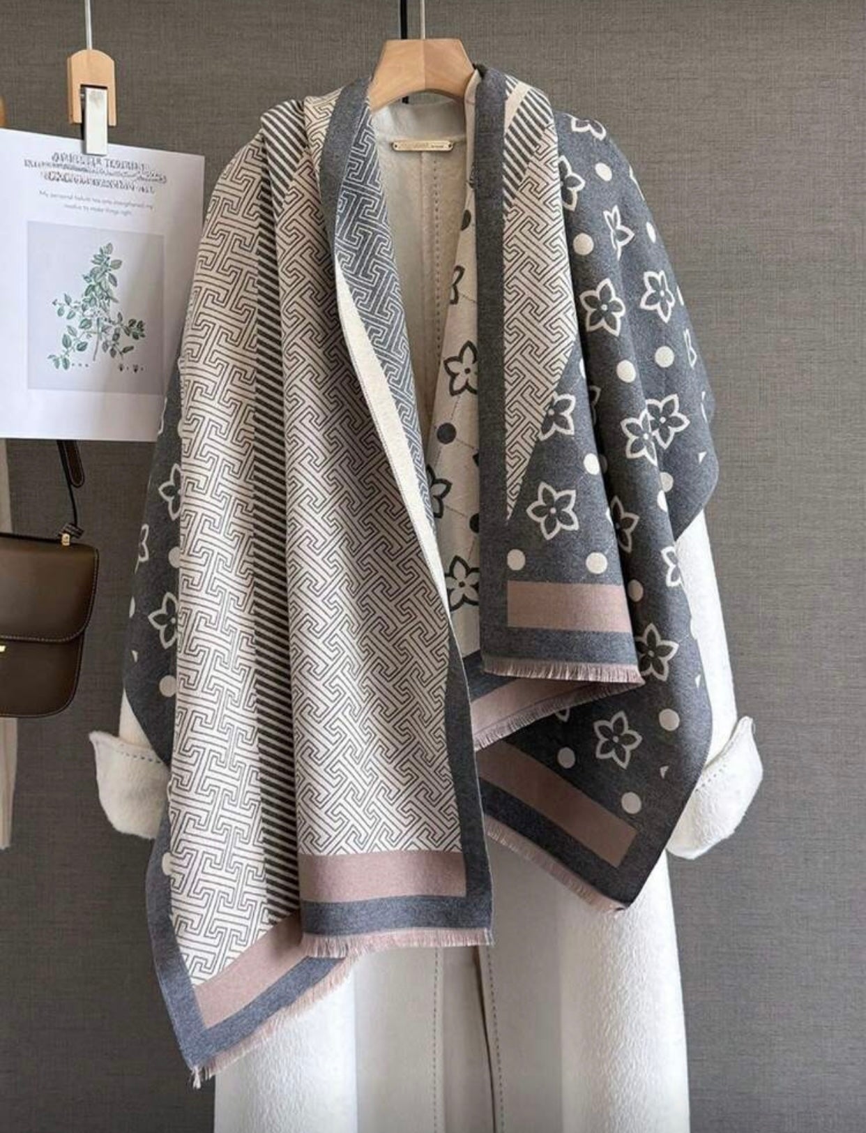 Elegant Clover Pattern Jacquard Scarf