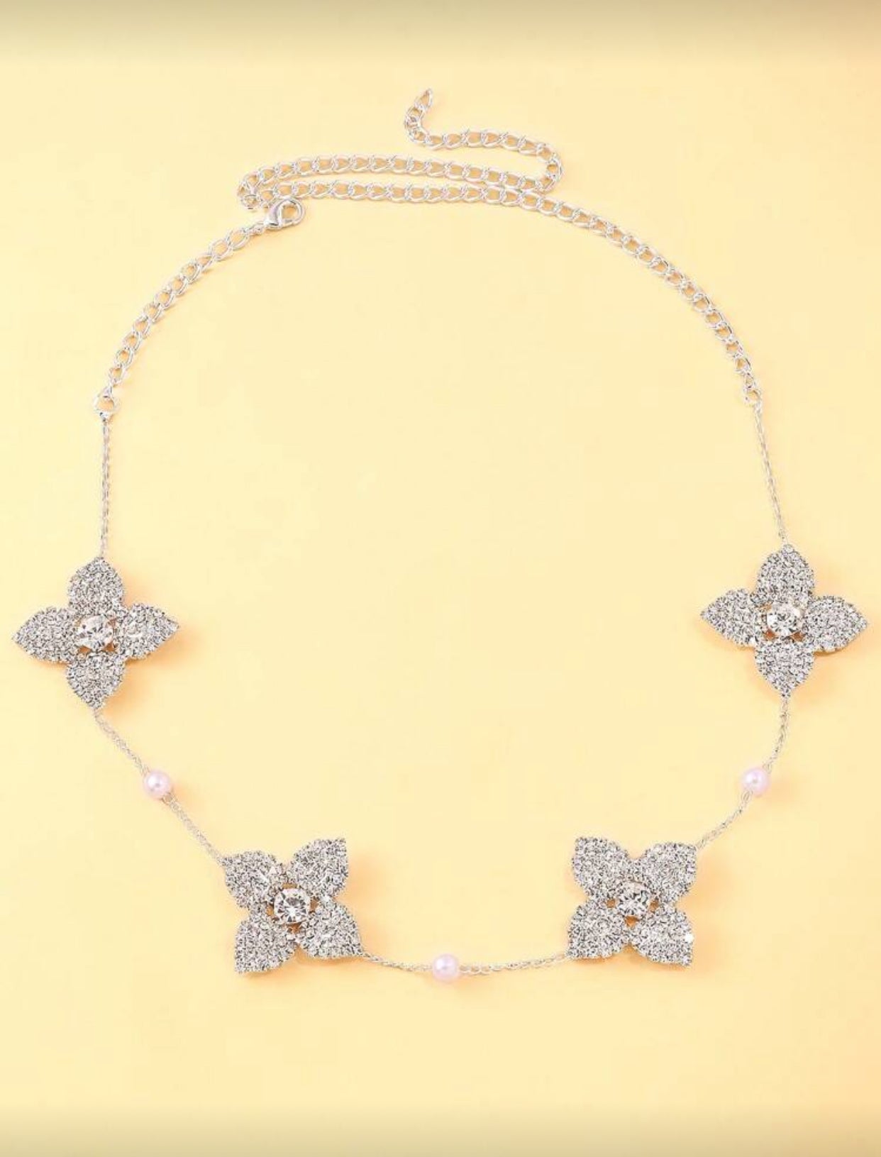 قلادة زهرة متدلية مرصعة بأحجار الراين