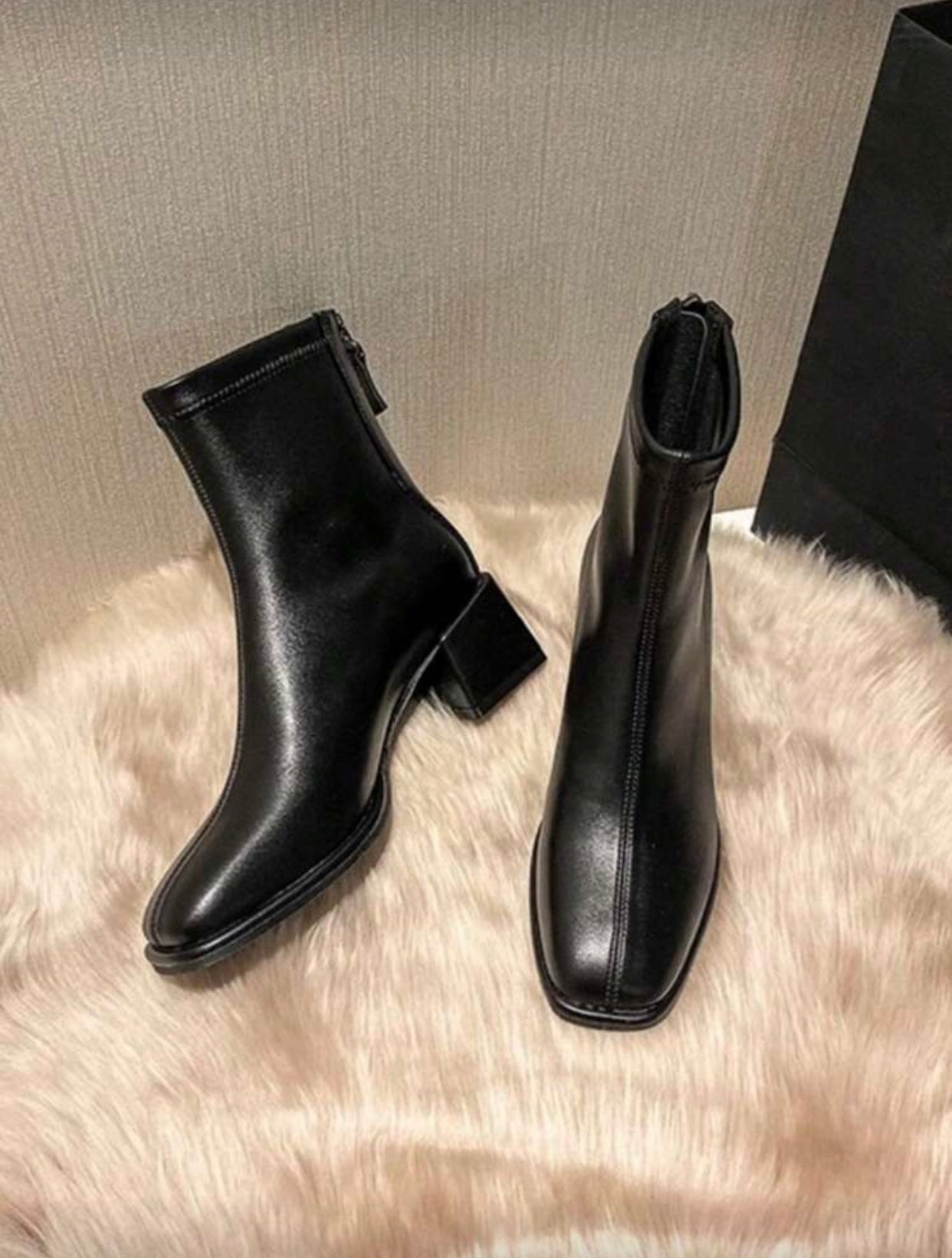 حذاء بوت كاحل قصير وأنيق للنساء