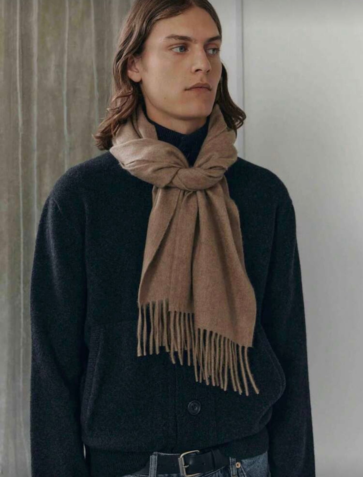 وشاح صوف أنيق وناعم بلون سادة