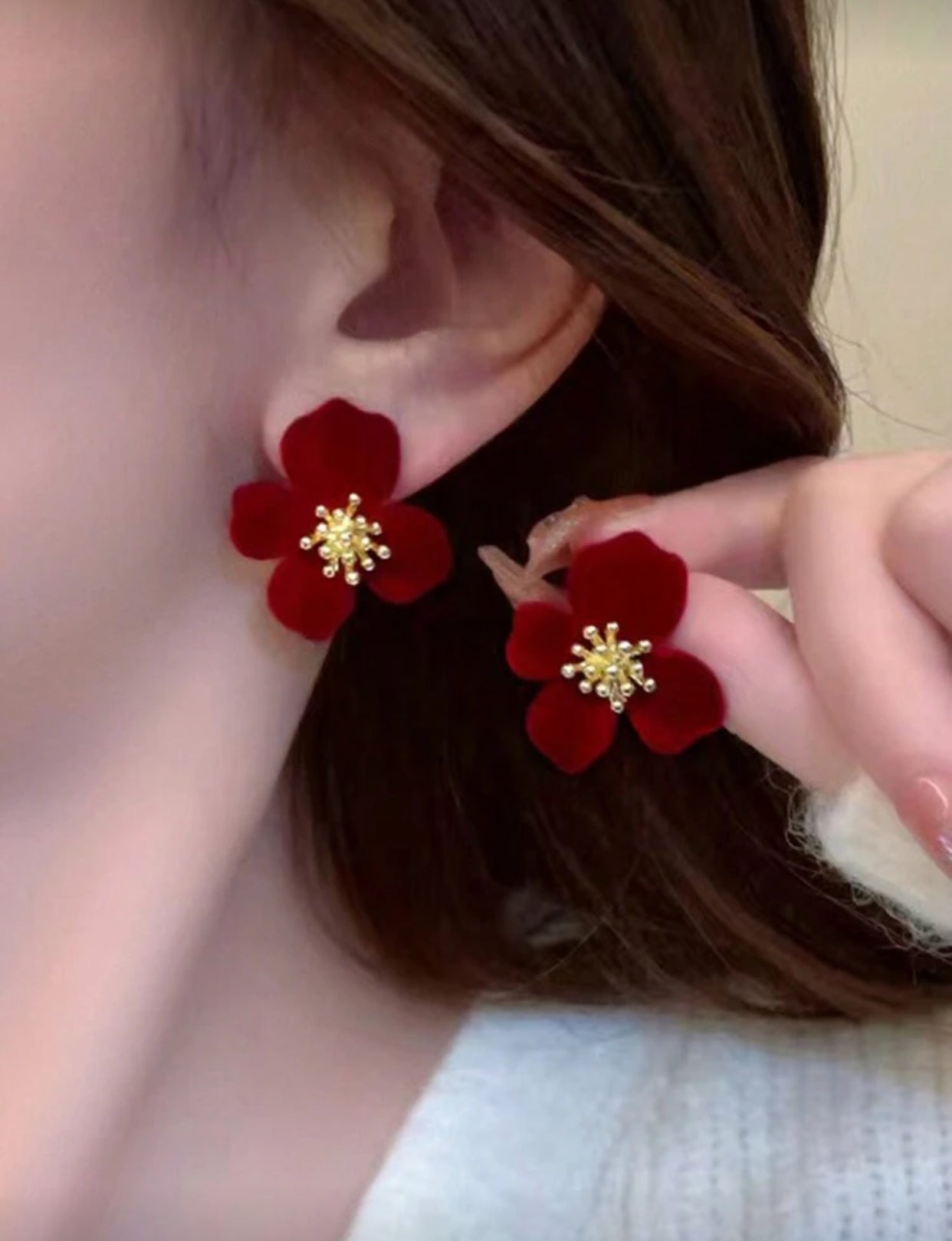 أقراط زهور حريرية أنيقة مزينة بالحروف