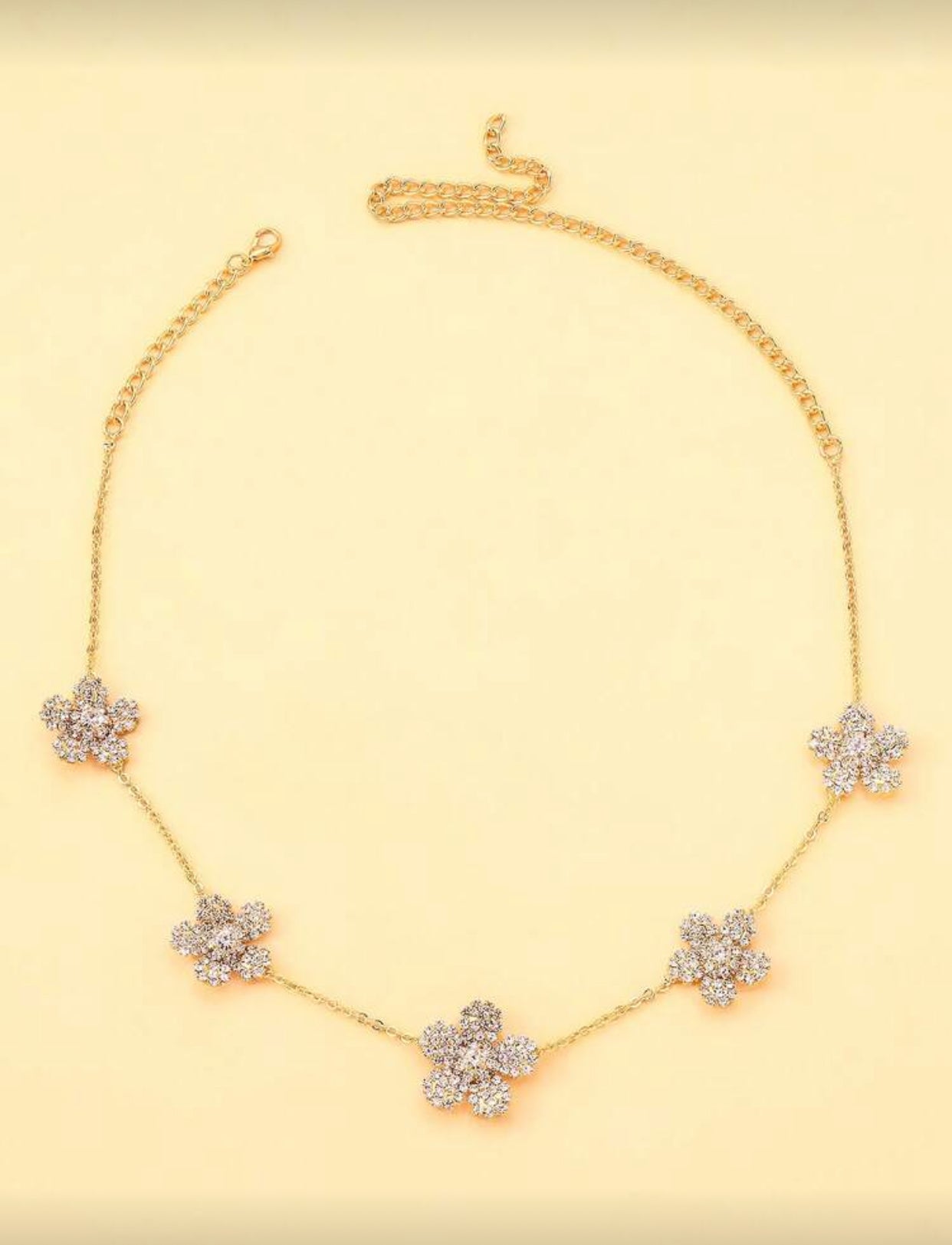 قلادة زهرة متدلية مرصعة بأحجار الراين