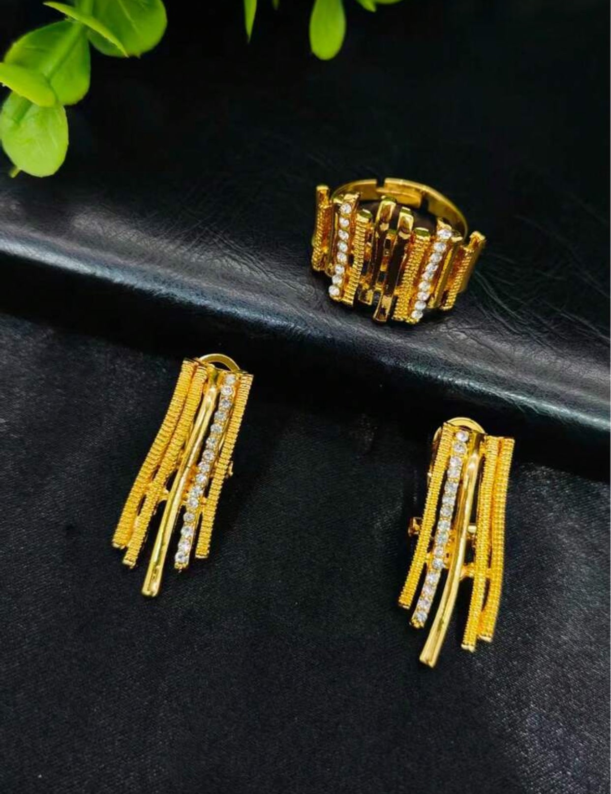 طقم مجوهرات نسائي أنيق مطلي بالذهب