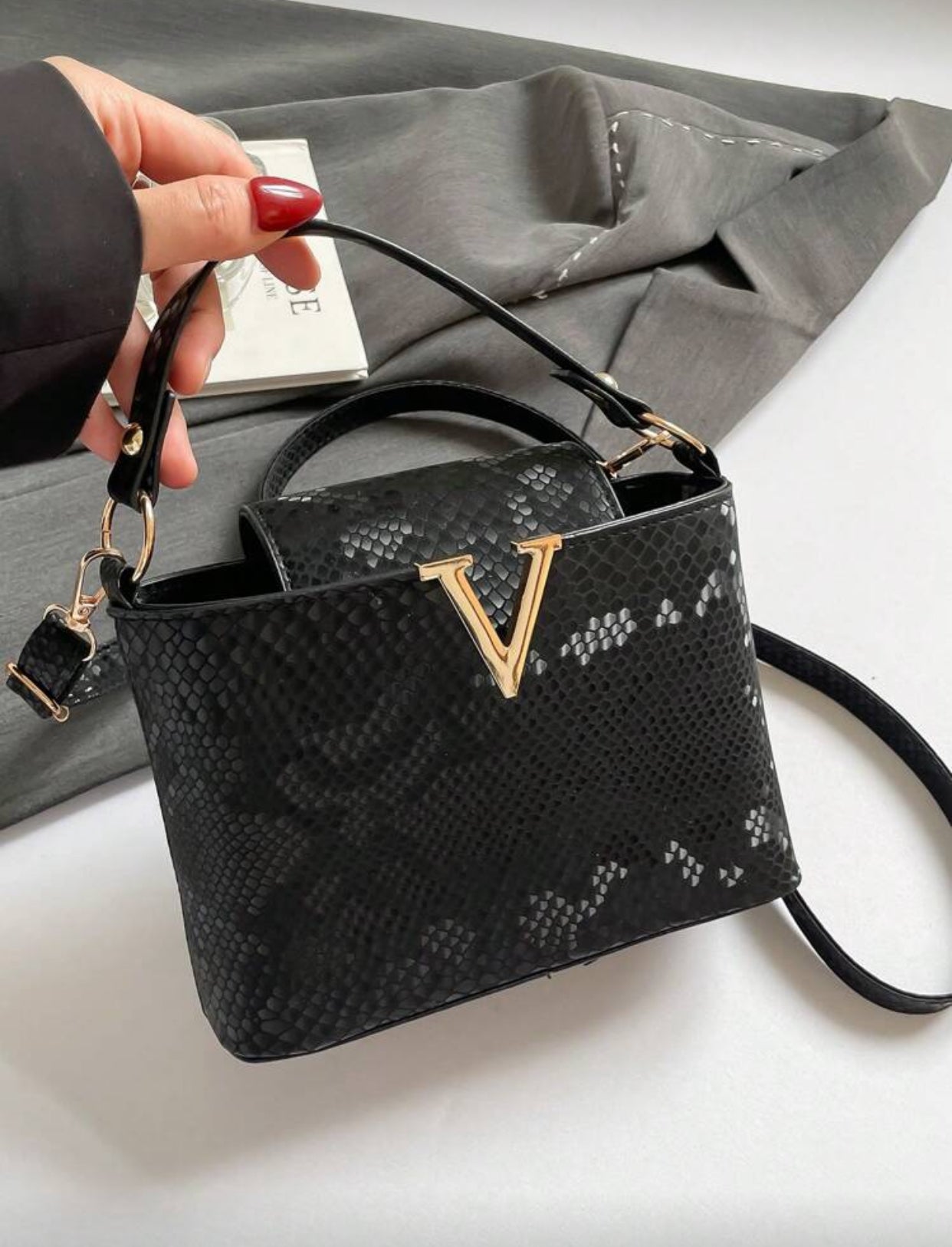 حقيبة كتف نسائية فاخرة بنقشة التمساح