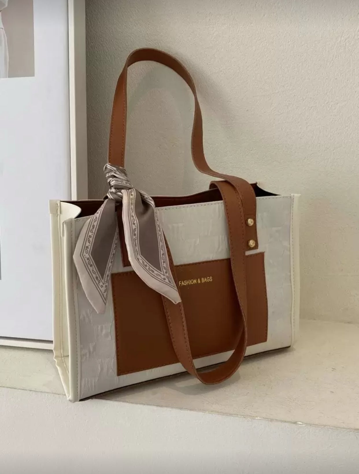 تصميم خفيف الوزن مزين بعقدة فراشة