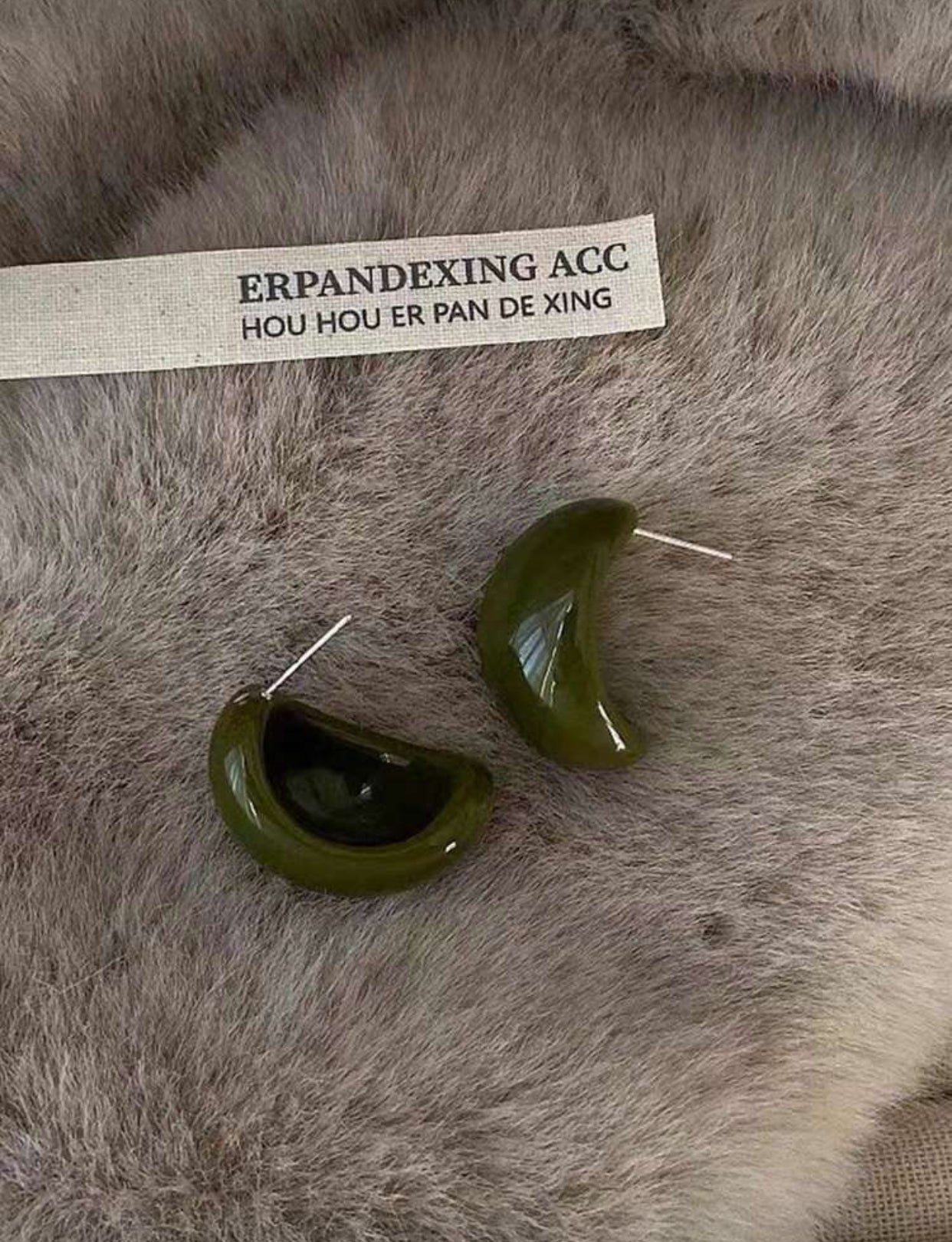 أقراط C منحنية من الراتنج بتصميم بسيط