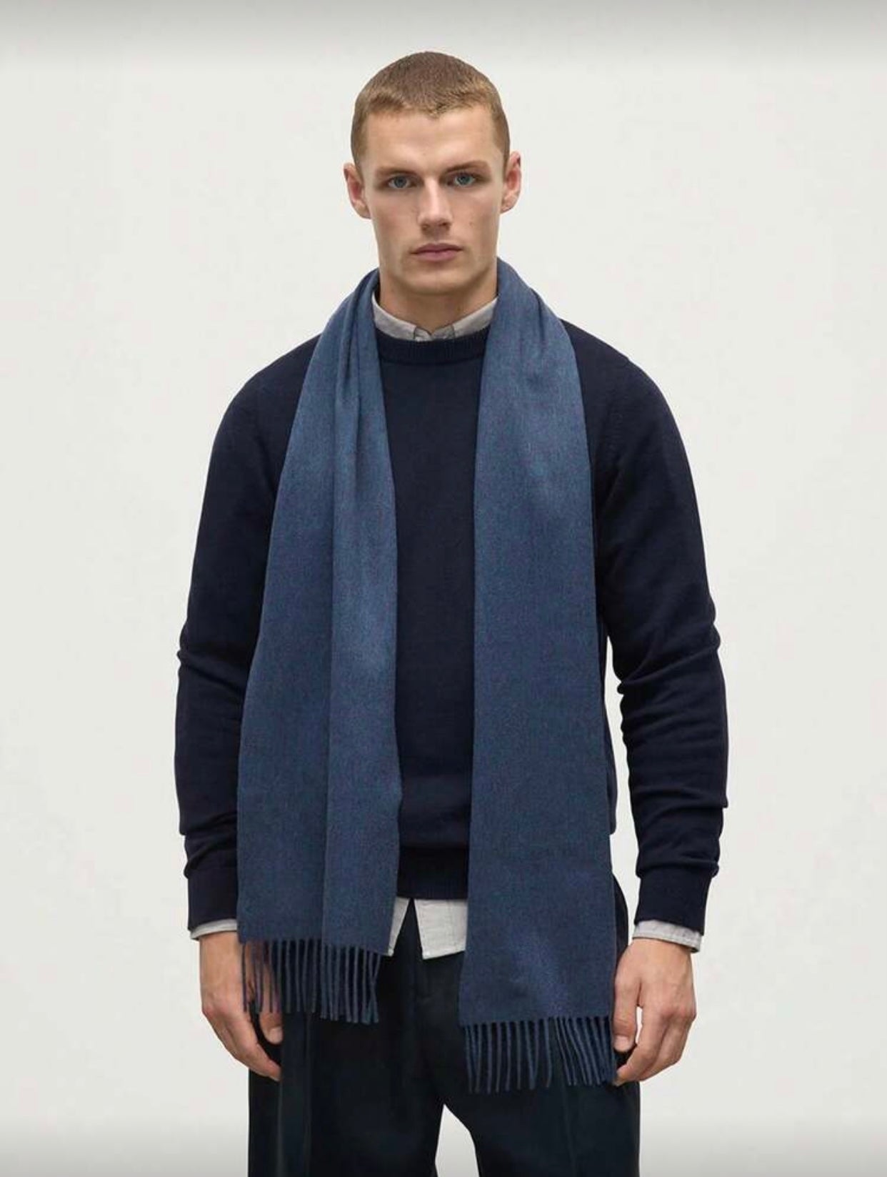 وشاح صوف أنيق وناعم بلون سادة