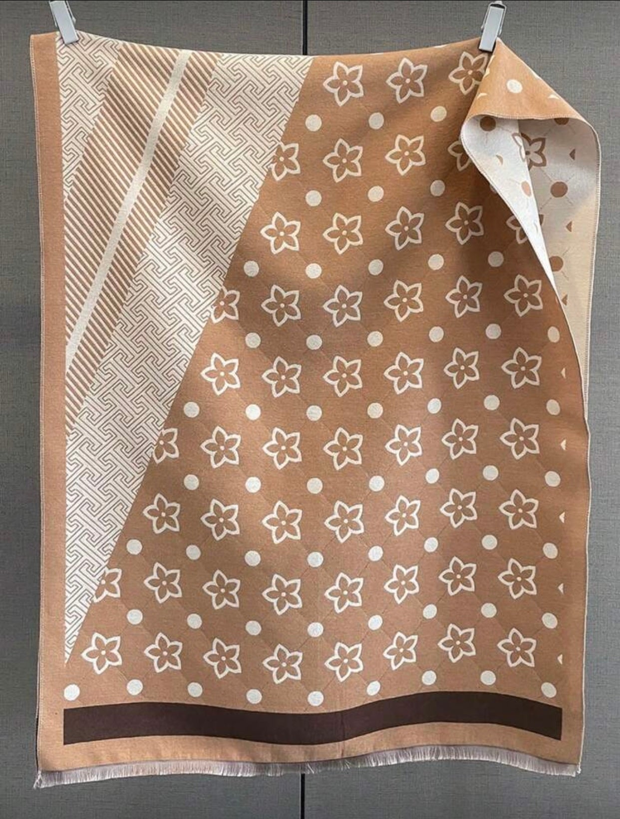 Elegant Clover Pattern Jacquard Scarf