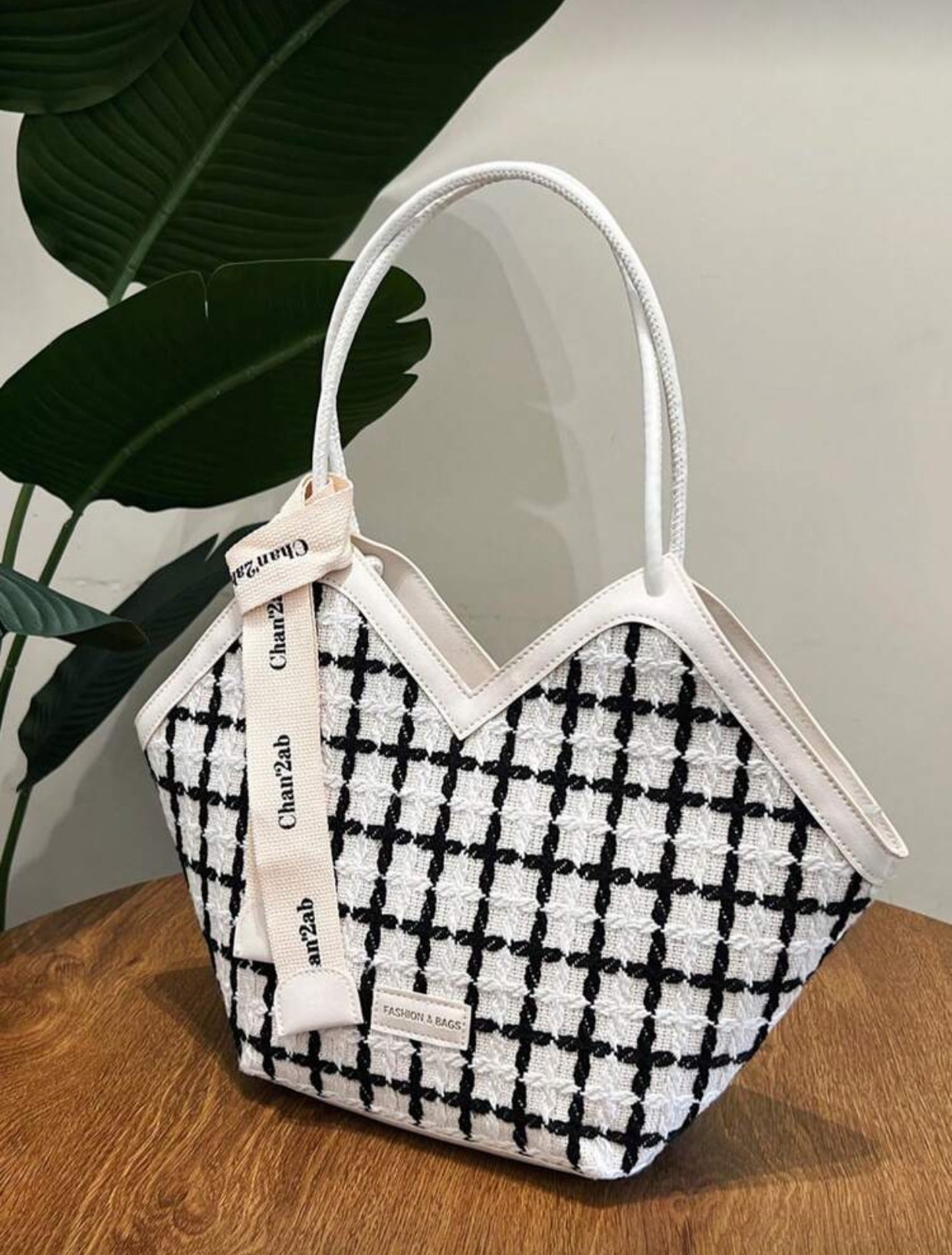 حقيبة كتف كبيرة سادة مع وشاح